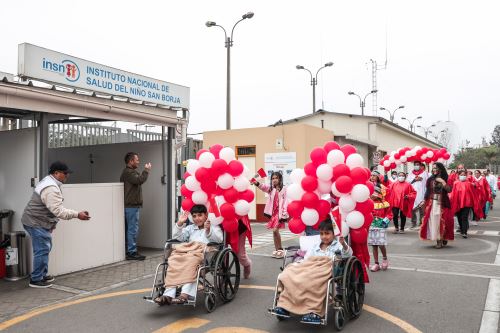 Pequeños pacientes y personal de salud del Instituto Nacional de Salud del Niño San Borja participan en un desfile cívico por Fiestas Patrias. Foto: ANDINA/ Connie Calderon