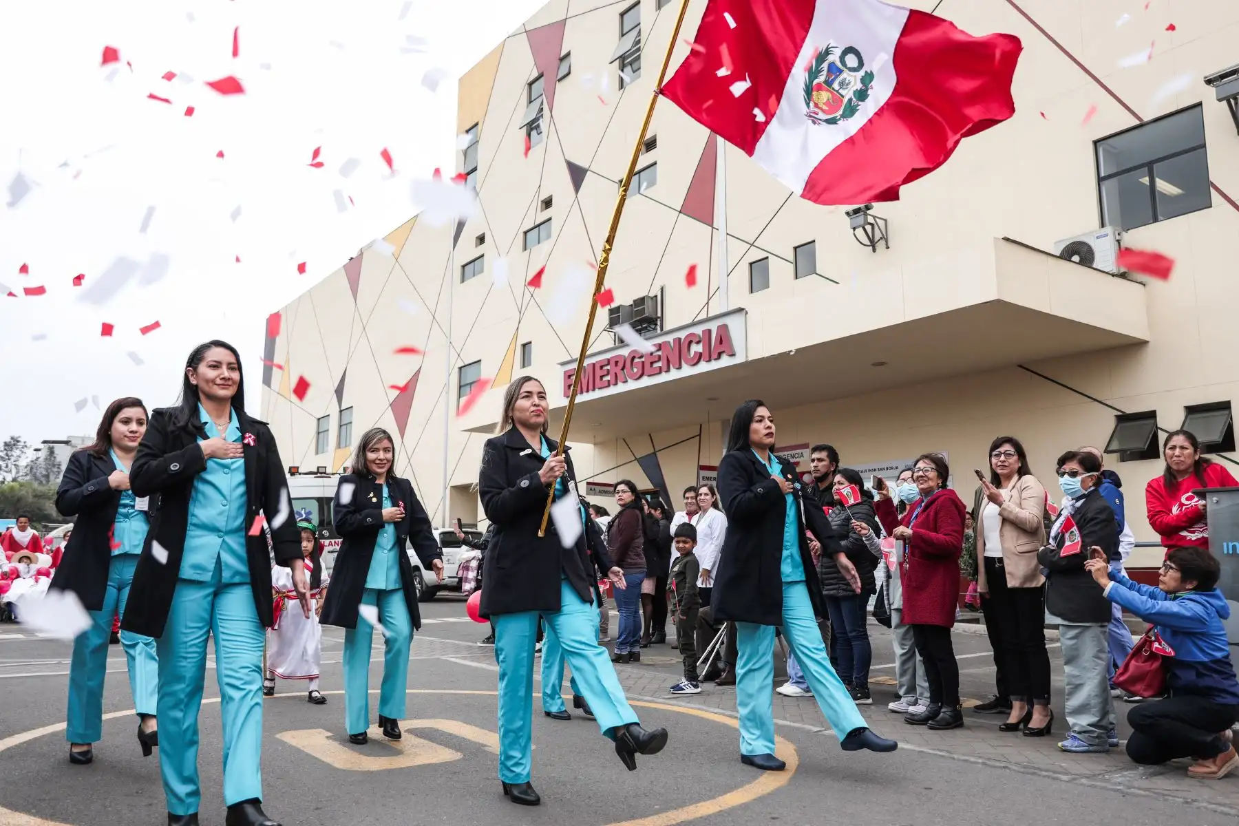 Enfermeras del Instituto Nacional de Salud del Niño San Borja, desfilan con orgullo por el 203 aniversario de la Independencia del Perú. Foto: ANDINA/ Connie Calderon