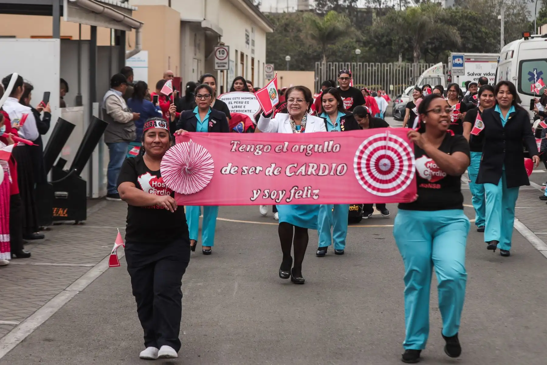 Médicos y enfermeras rinden homenaje a los símbolos patrios por el 2023 aniversario del Perú. Foto: ANDINA/ Connie Calderon