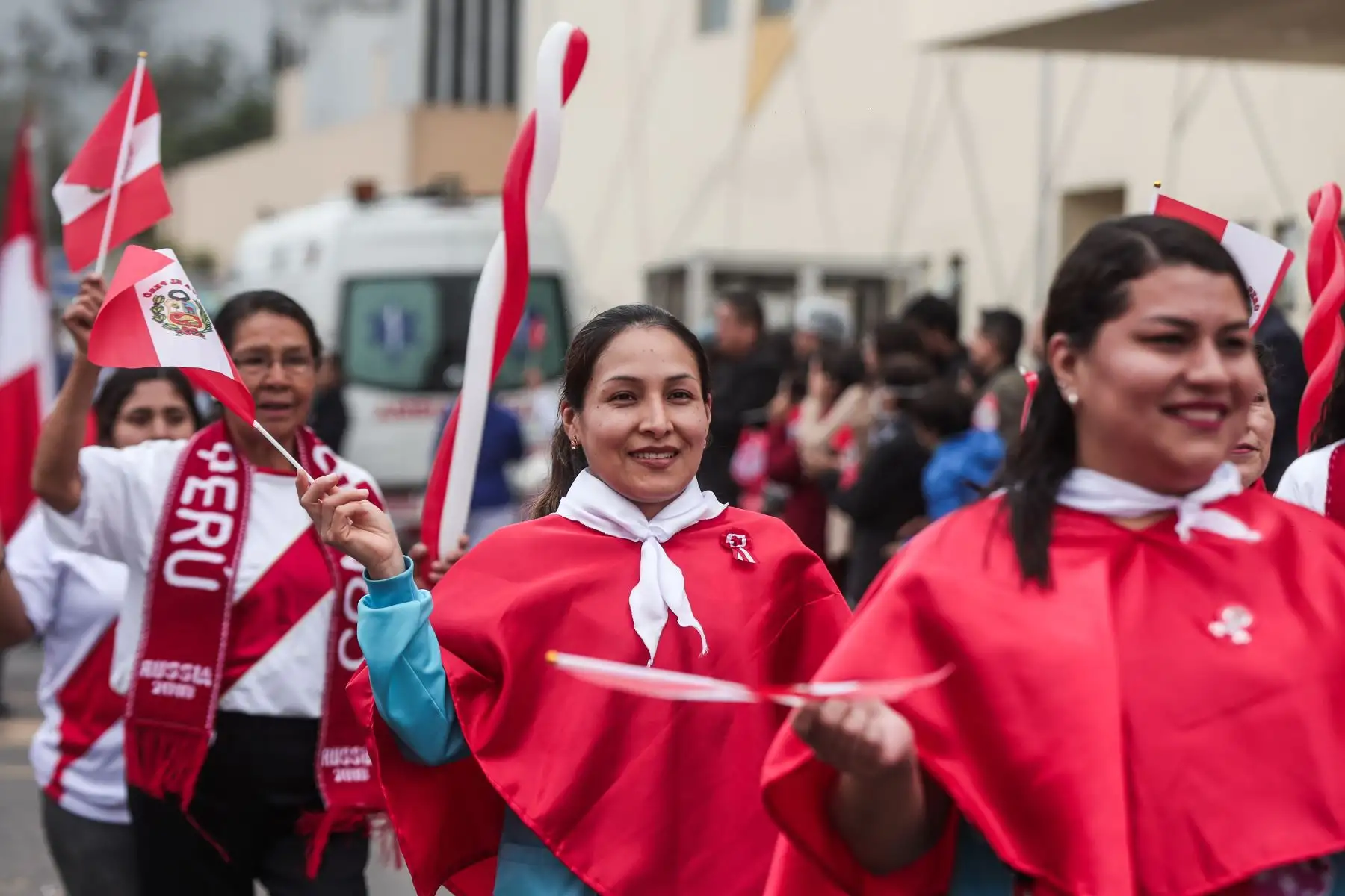 Provistos de banderas e indumentarias bicolor, médicos, enfermeras y técnicos de enfermería encabezan la caravana en homenaje a los símbolos patrios. Foto: ANDINA/ Connie Calderon