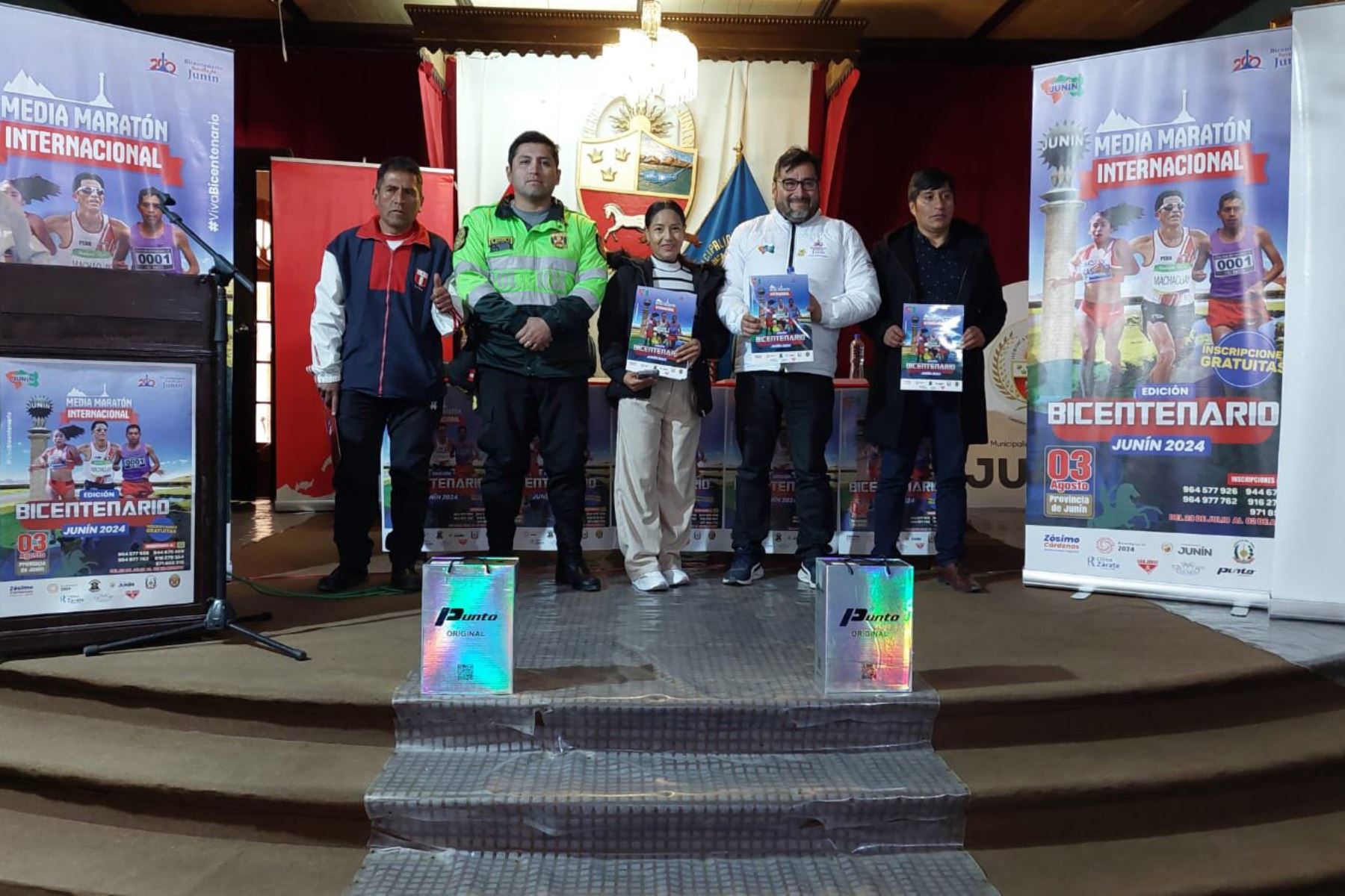 La atleta internacional Inés Melchor y el titular de la Dircetur Junín, Julio Abanto, presentaron competencia internacional. Foto: ANDINA/Difusión