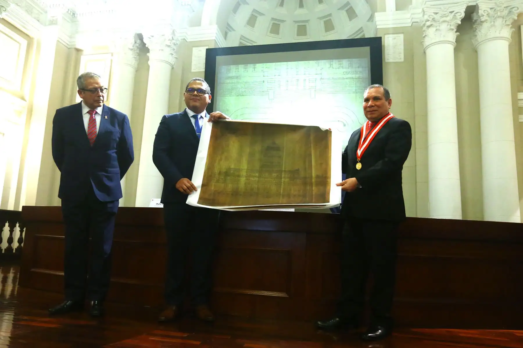 El presidente del Poder Judicial recibe de manera simbólica una copia de los planos originales de la construcción del Palacio Nacional de Justicia.
Foto: ANDINA/Eddy Ramos