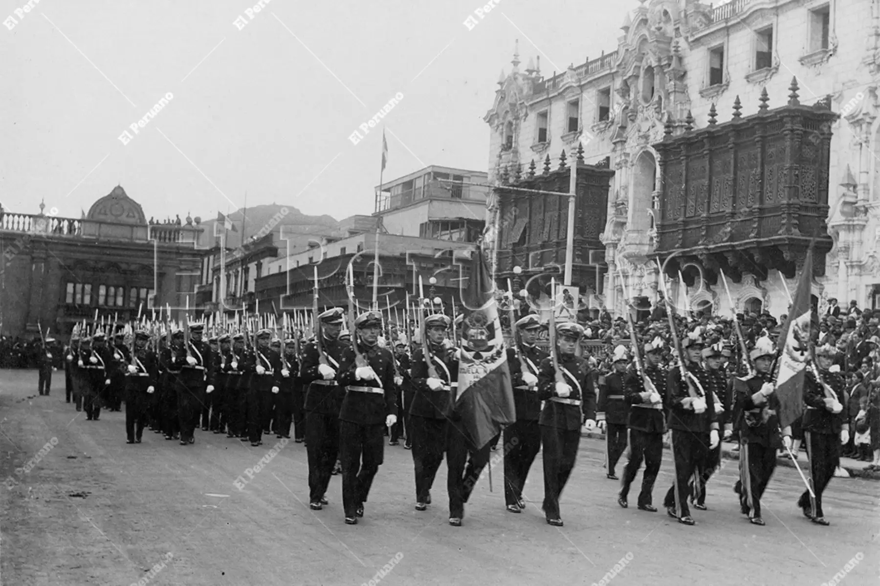 Lima - julio 1925 / Cadetes de la Marina de Guerra del Perú hacen su paso marcial por la Plaza de Armas durante el Desfile Militar por el aniversario de la Independencia.  Foto: Archivo Histórico de El Peruano