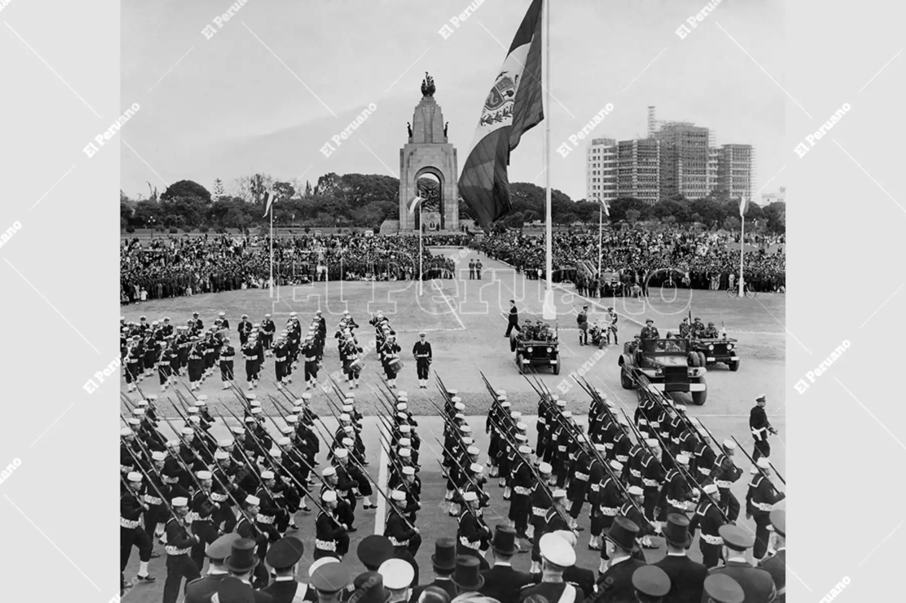 Lima - 29 julio 1954 / Fuerzas de desembarco de la Marina de Guerra del Perú desfilando delante de la tribuna presidencial durante la Gran Parada y Desfile Militar en el Campo de Marte.  Foto: Archivo Histórico de El Peruano