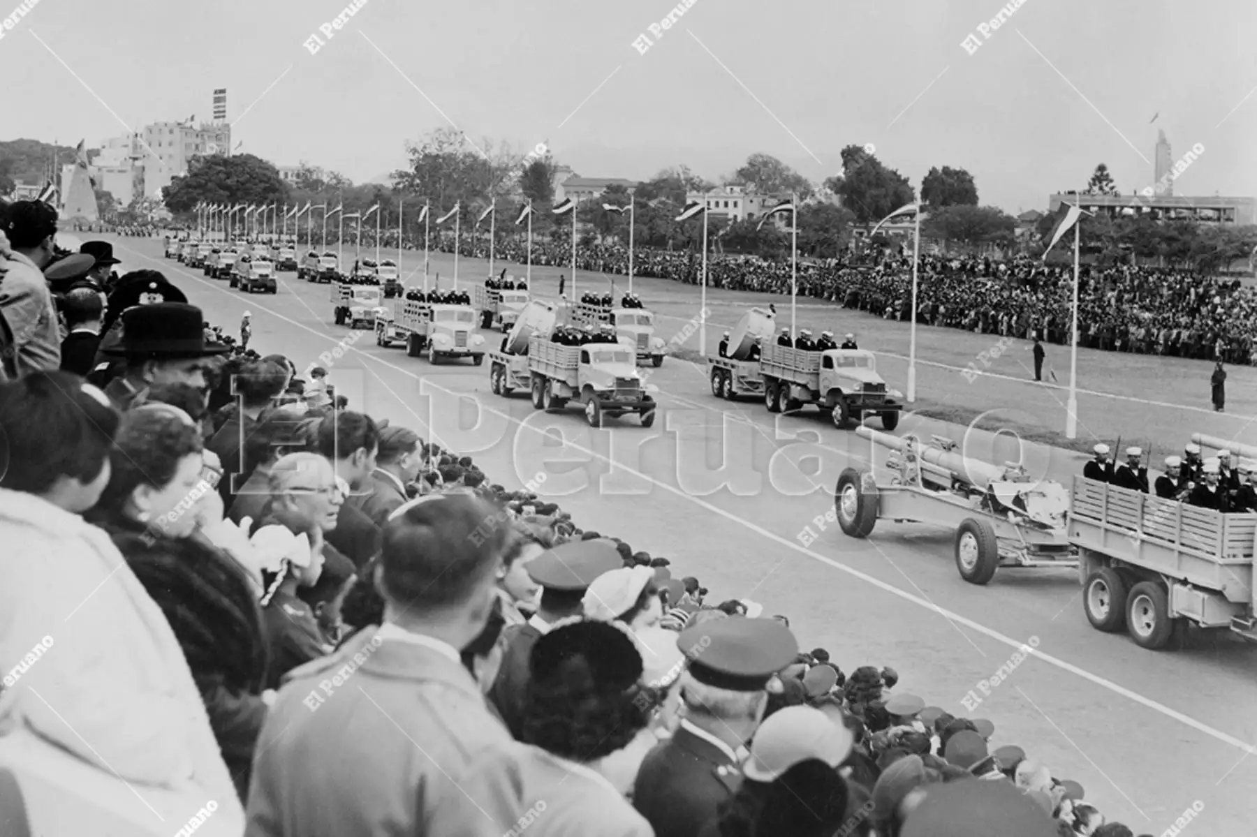 Lima - 29 julio 1954 / Paso de la fuerza naval en la Gran Parada y Desfile Militar por Fiestas Patrias en el Campo de Marte. Foto: Archivo Histórico de El Peruano