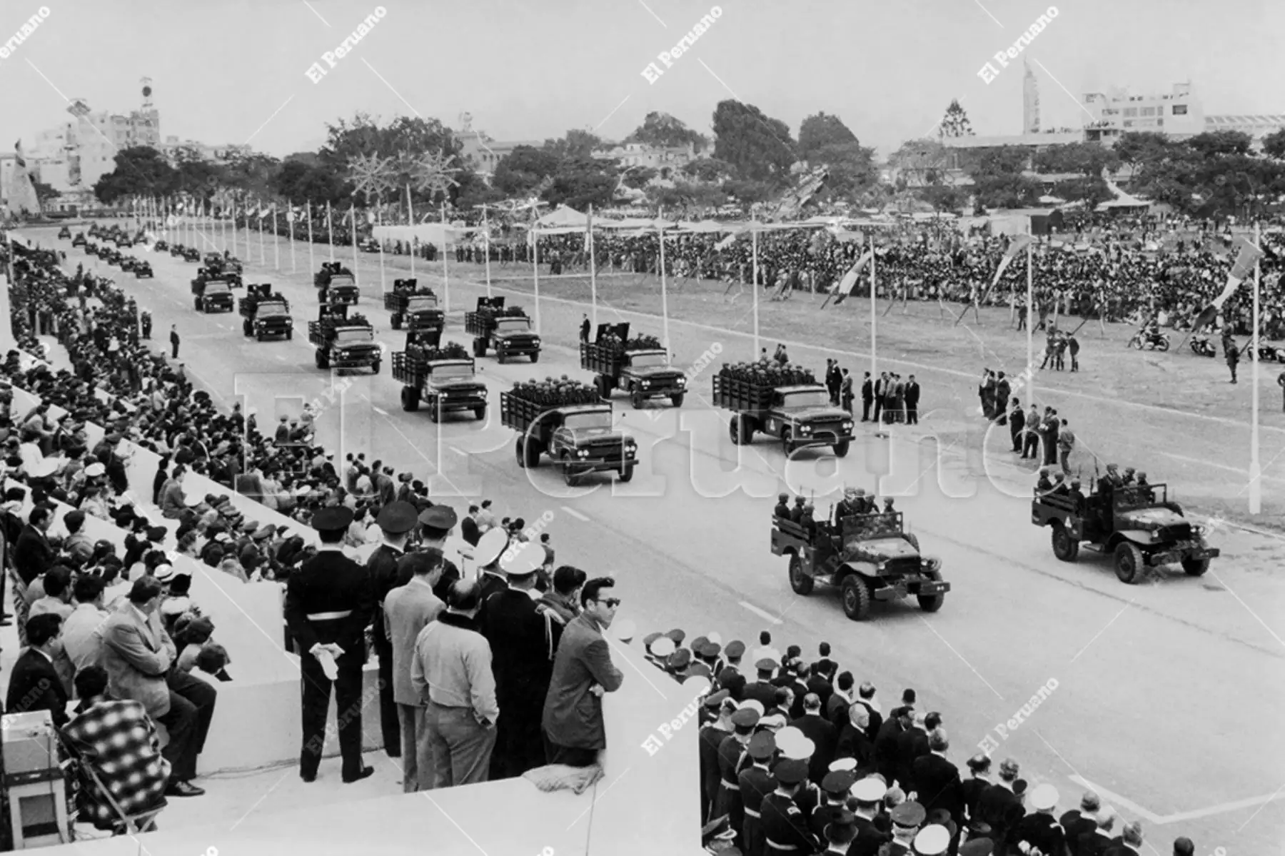 Lima - 29 julio 1959 / Los vehículos de transporte lucieron en perfecto estado en la Gran Parada y Desfile Militar del Campo de Marte. Foto: Archivo Histórico de El Peruano