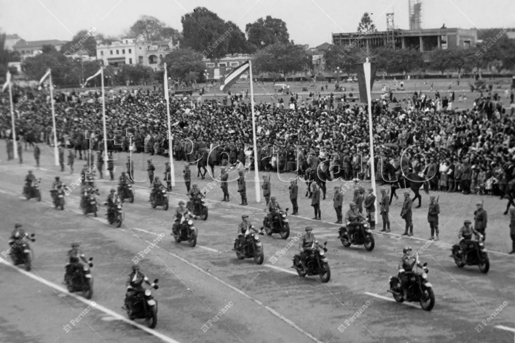 Lima - 29 julio 1952 / Paso de motorizados ante una multitud congregada en el Campo de Marte durante el Desfile Militar. Foto: Archivo Histórico de El Peruano