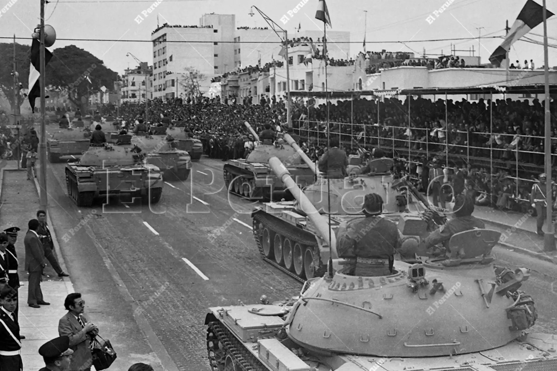 Lima - 29 julio 1974 / Nuevos tanques de fabricación soviética despertaron admiración entre el público limeño.  La avenida Brasil fue escenario de la Gran Parada y Desfile Militar, uno de los más impresionantes de los últimos años, por el 153° aniversario de la Independencia Nacional. Foto: Archivo Histórico de El Peruano / Máximo Miralles