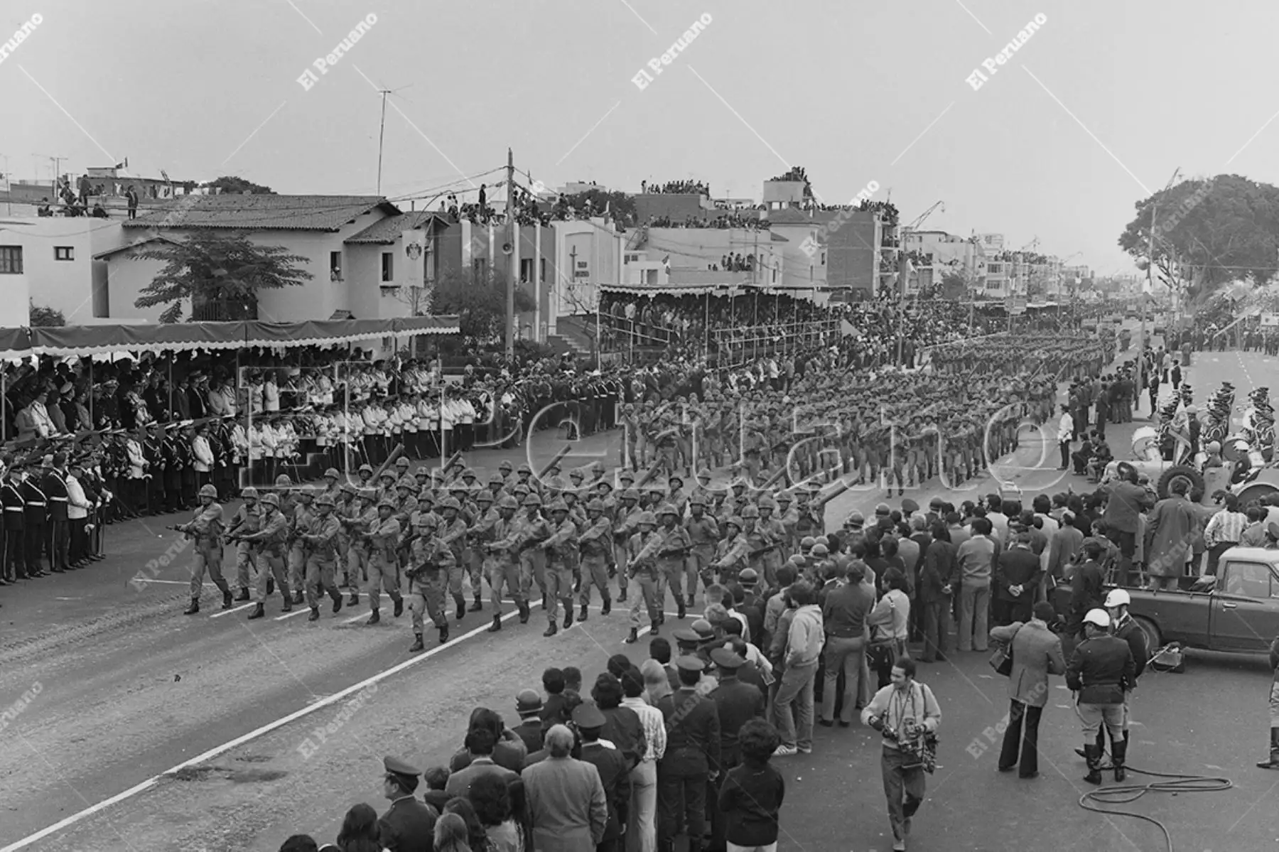 Lima - 29 julio 1974 / La avenida Brasil fue escenario de la Gran Parada y Desfile Militar, uno de los más impresionantes de los últimos años, por el 153° aniversario de la Independencia Nacional. Foto: Archivo Histórico de El Peruano / Virgilio Molero