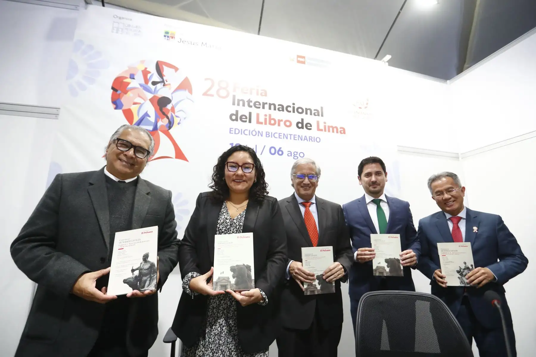 El fondo editorial de Editora Perú presentó el libro "Comentarios de Normas Legales: Labores III", junto con el estudio de abogados Vinatea & Toyama, en el auditorio Francisco Izquierdo Ríos de la Feria Internacional del Libro de Lima 2024. Foto: ANDINA/Daniel Bracamonte