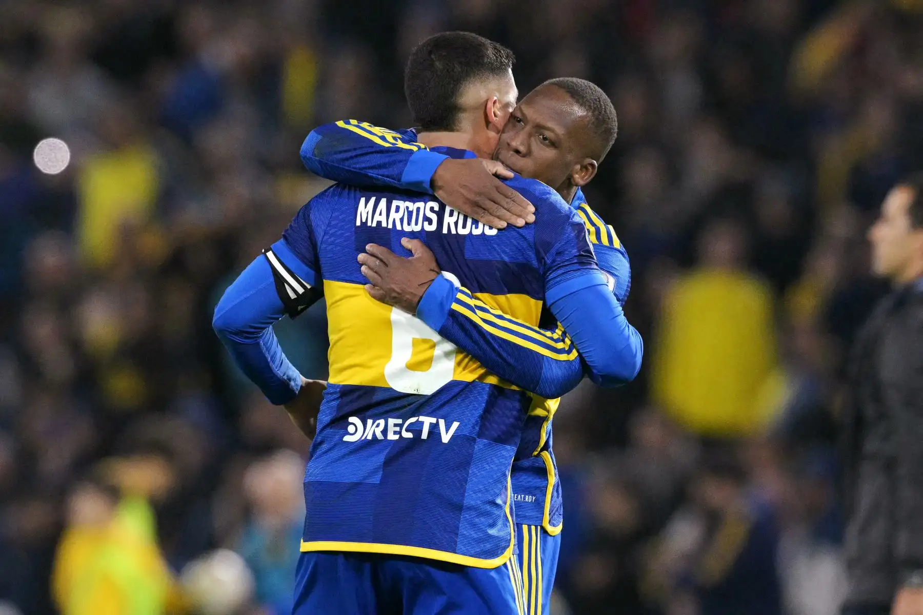 El defensor de Boca Juniors, Marcos Rojo , y el defensor peruano, Luis Advíncula, celebran después de ganar el partido de fútbol de vuelta de la ronda eliminatoria de la Copa Sudamericana entre Boca Juniors de Argentina e Independiente del Valle de Ecuador. Foto: ANDINA/AFP