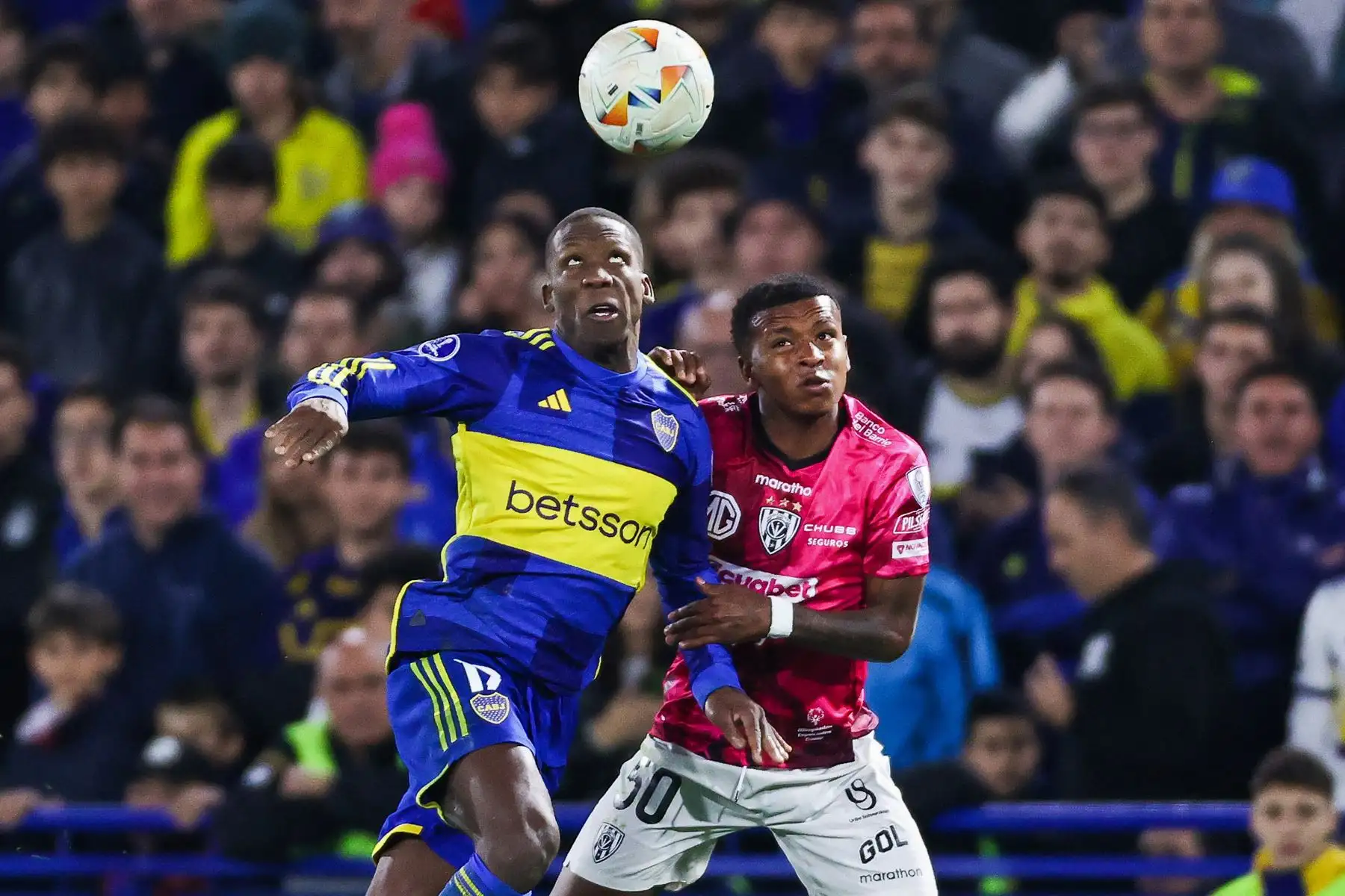 Luis Advíncula de Boca disputa un balón con Keny Arroyo de Independiente este miércoles, en un partido por la clasificación a los octavos de final de la Copa Sudamericana entre Boca Juniors e Independiente del Valle. Foto: ANDINA/EFE