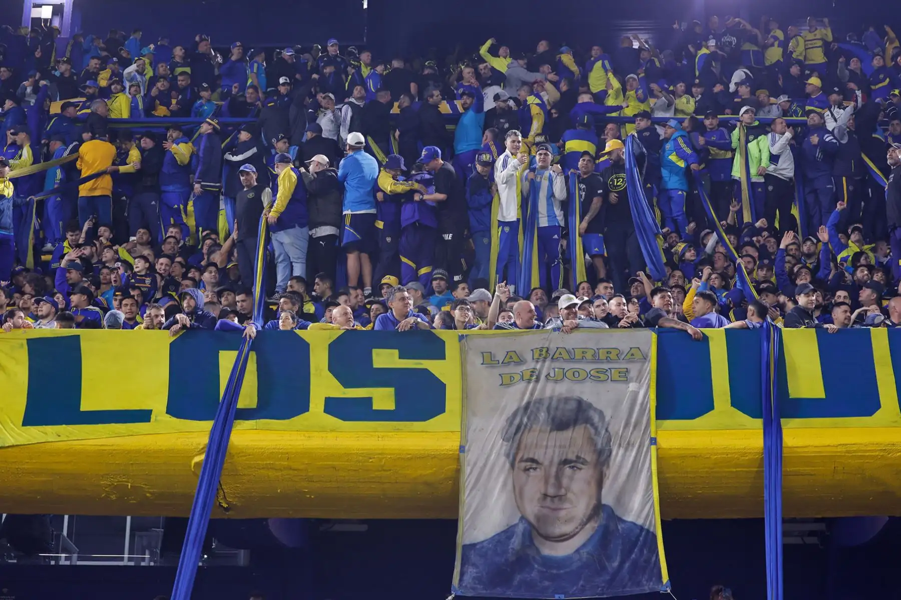 Hinchas de Boca asisten este miércoles, a un partido por la clasificación a los octavos de final de la Copa Sudamericana entre Boca Juniors e Independiente del Valle. Foto: ANDINA/EFE
