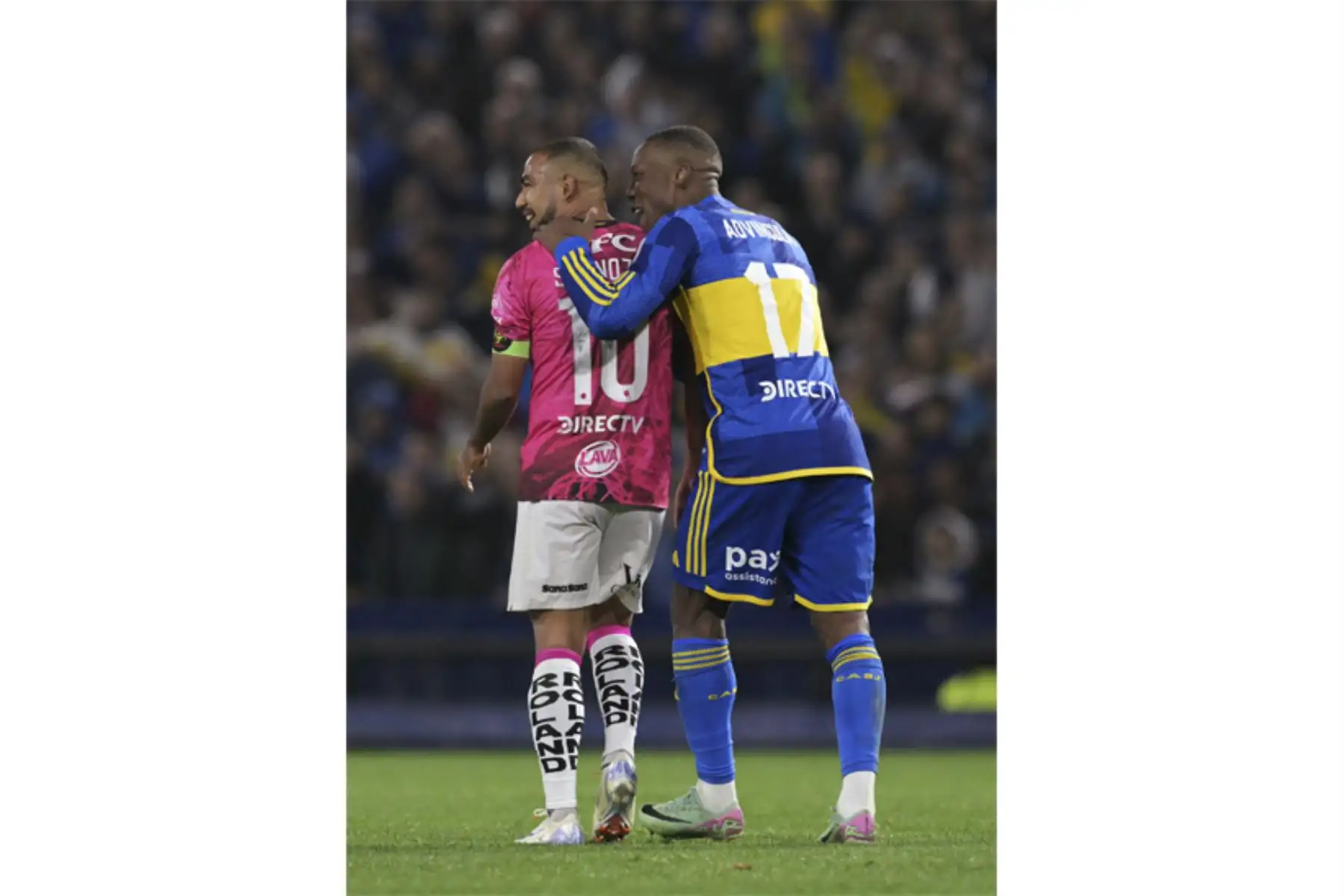 El defensor peruano de Boca Juniors, Luis Advíncula, conversa con el mediocampista de Independiente del Valle, Junior Sornoza, durante el partido de fútbol de segunda etapa del playoff de la ronda eliminatoria de la Copa Sudamericana entre Boca Juniors de Argentina e Independiente del Valle de Ecuador. Foto: ANDINA/AFP