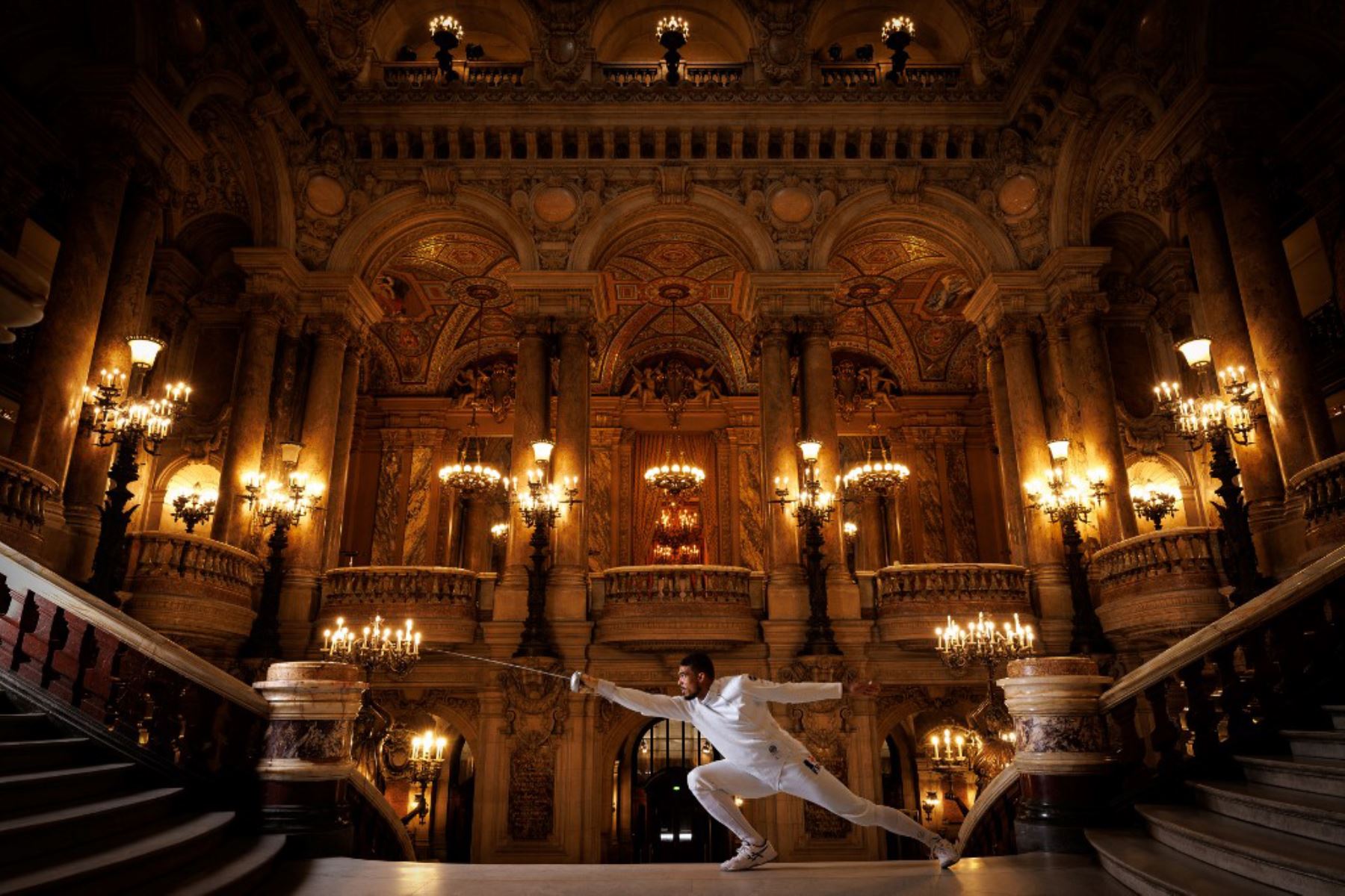 El esgrimista francés Yannick Borel posa con una espada dentro de la Ópera Garnier (Ópera Nacional de París), antes de los Juegos Olímpicos y Paralímpicos de París 2024. La Ópera de París comenzó en el siglo XVII, con alrededor de 480.000 visitantes cada año, es uno de los monumentos más visitados de París y la principal compañía de ópera y ballet de Francia. Foto: AFP