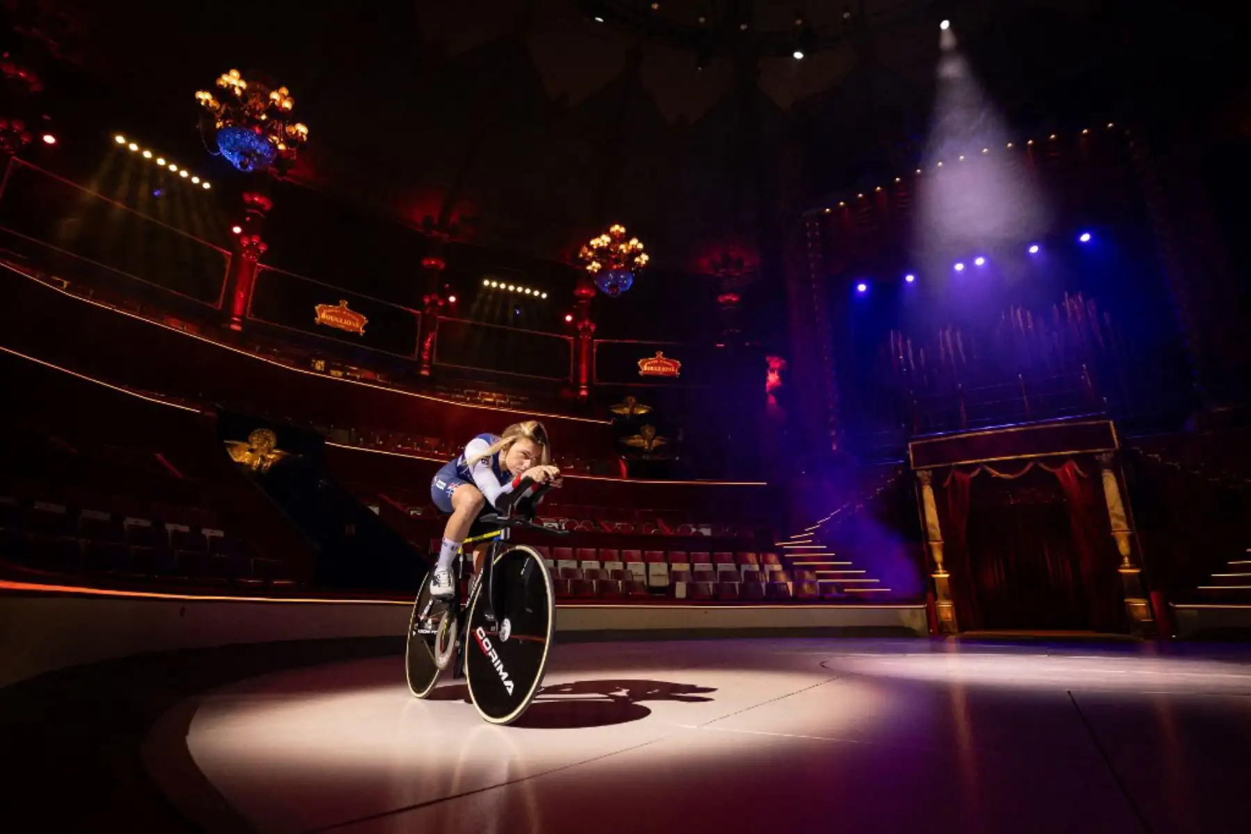 La ciclista francesa Clara Copponi monta su bicicleta durante una sesión de fotos dentro del Cirque d