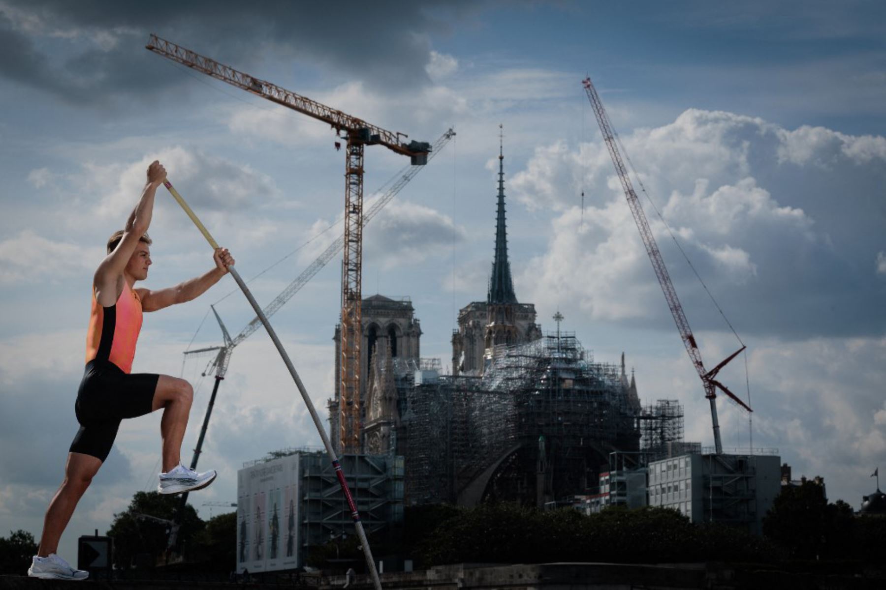 El saltador con garrocha francés Thibaut Collet posa con  catedral de Notre-Dame de París al fondo en trabajos de reconstrucción luego de un incendio masivo en 2019. Construida a lo largo de dos siglos, del XII al XIV, la catedral se ha convertido en un monumento universal. Foto: AFP