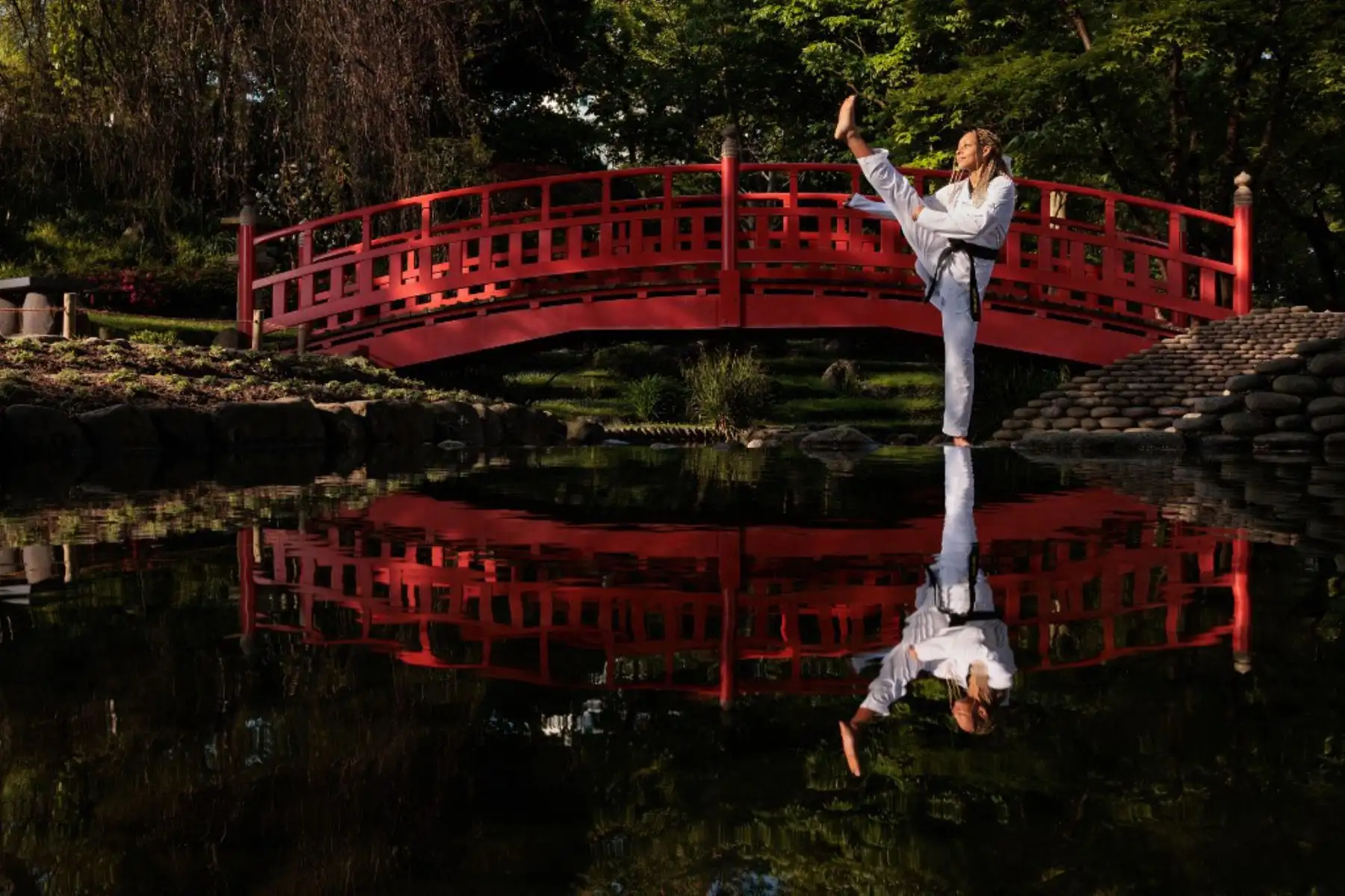 La taekwondoin francesa Magda Wiet Henin posa dentro del Jardín Japonés del Museo Albert Kahn en París. El jardín japonés fue realizado por el banquero y filántropo francés Albert Kahn, entre 1895 y 1910. Foto: AFP