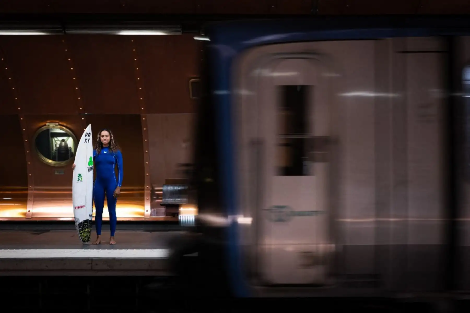 La surfista francesa Vahine Fierro posa en el andén de la estación de metro Arts et Métiers de París. La estación de metro Arts et Métiers fue inaugurada el 19 de octubre de 1904 como parte del primer tramo de la Línea 3. Foto: AFP