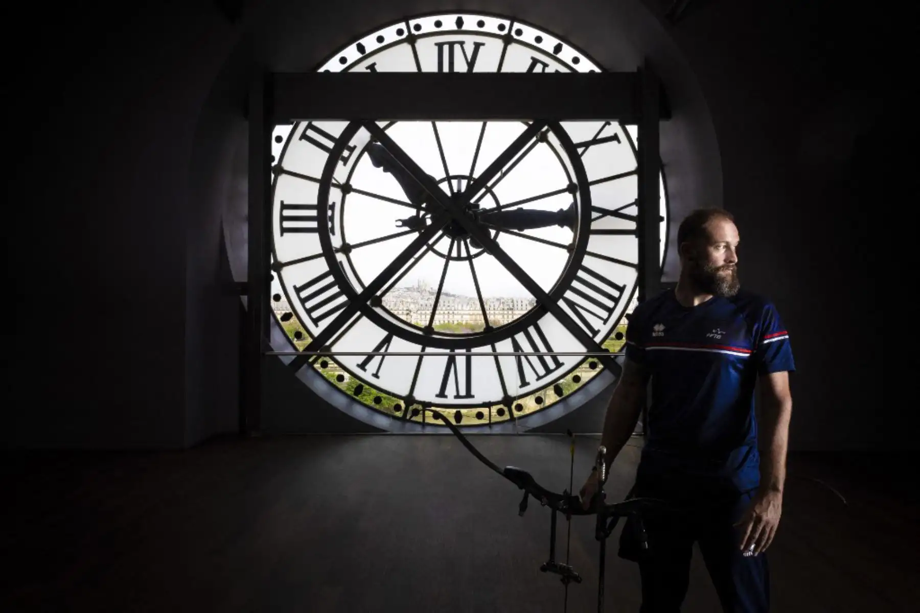 El arquero paralímpico francés Guillaume Toucoullet posa frente al reloj del MusÈe díOrsay (Museo de Orsay). Construido como estación de ferrocarril y terminado en 1900, se transformó e inauguró como Museo de Orsay (MusÈe díOrsay) en 1986 y se convirtió en la colección de pinturas impresionistas más grande del mundo. Foto: AFP