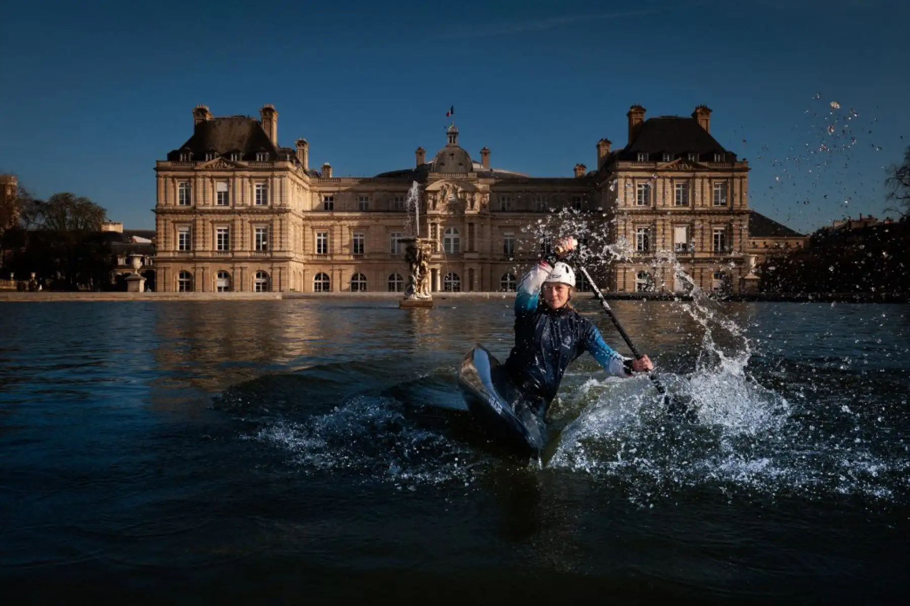 La piragüista francesa Marjorie Delassus posa dentro de la fuente del Jardín de Luxemburgo con el Senado francés al fondo en París. Desde 1799, el Palacio de Luxemburgo alberga el Senado, la cámara alta del Parlamento francés. Desde 1879, el Jardín de Luxemburgo está confiado al Senado, que es responsable de su gestión, supervisión y conservación. Foto: AFP