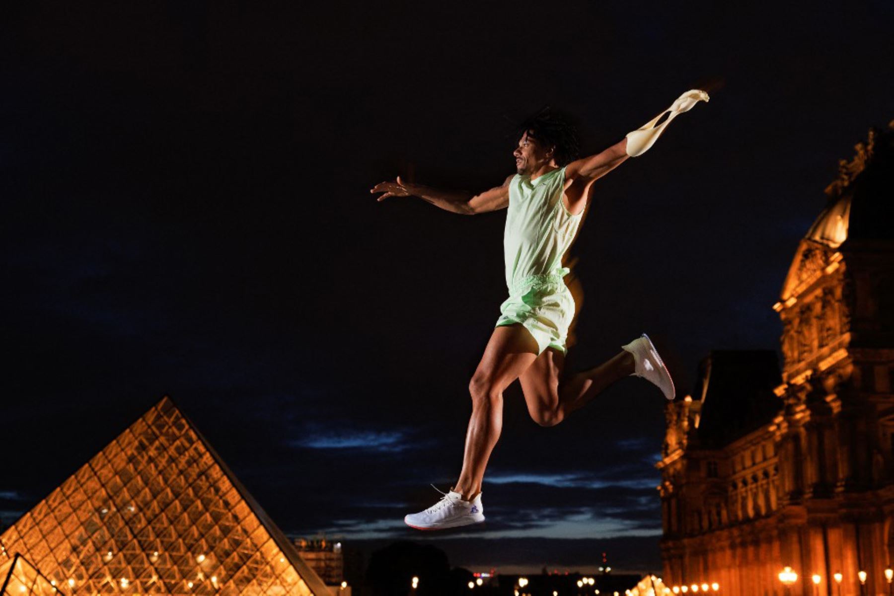 El saltador triple paralímpico francés Arnaud Assoumani posa frente a la Pirámide del Louvre, diseñada por Ieoh Ming Pei. El Louvre fue construido originalmente como una fortaleza a finales del siglo XII, más tarde se convirtió en una de las principales residencias de los reyes de Francia y, de hecho, es uno de los museos más grandes del mundo. Foto: AFP