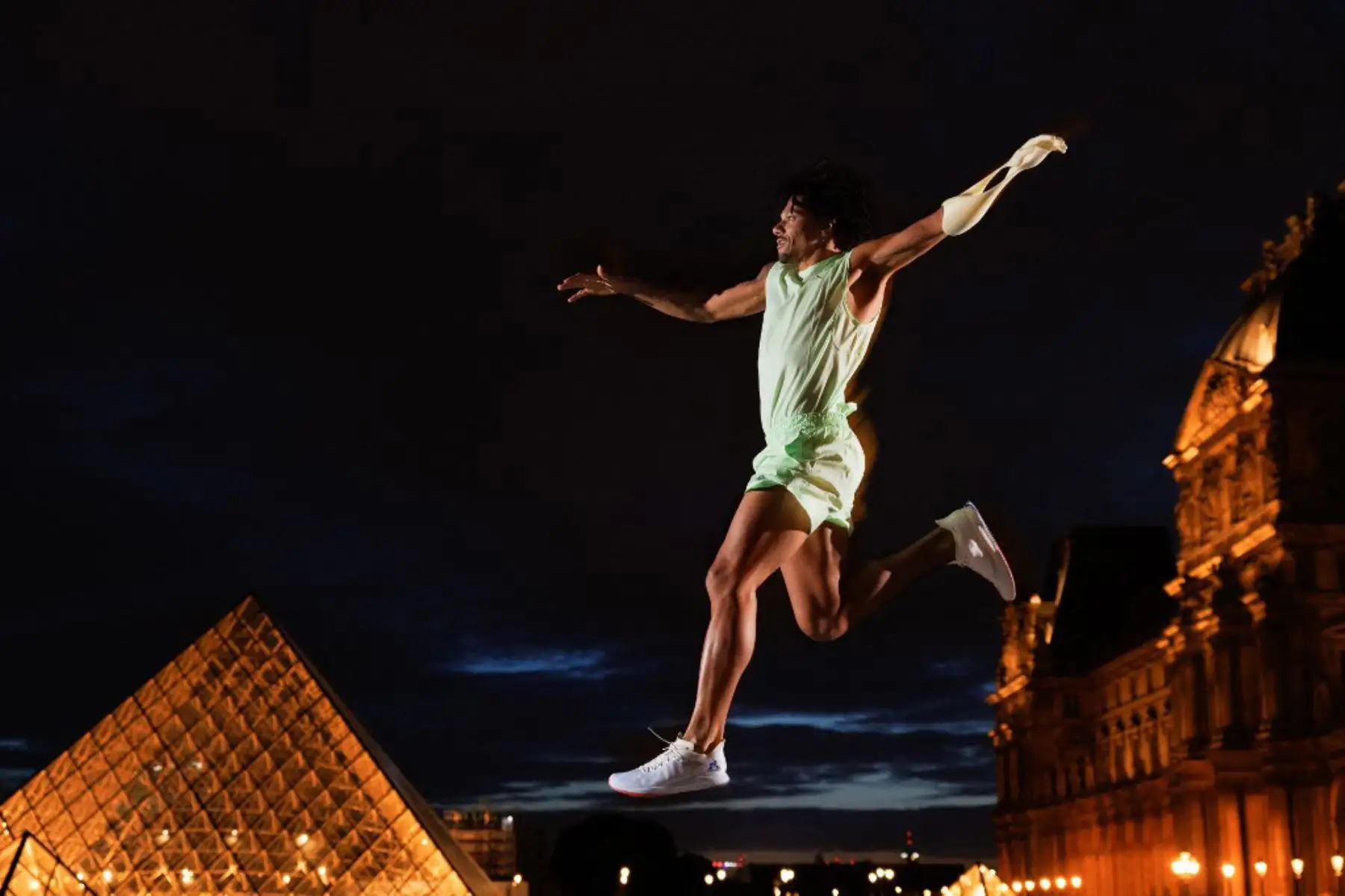 El saltador triple paralímpico francés Arnaud Assoumani posa frente a la Pirámide del Louvre, diseñada por Ieoh Ming Pei. El Louvre fue construido originalmente como una fortaleza a finales del siglo XII, más tarde se convirtió en una de las principales residencias de los reyes de Francia y, de hecho, es uno de los museos más grandes del mundo. Foto: AFP