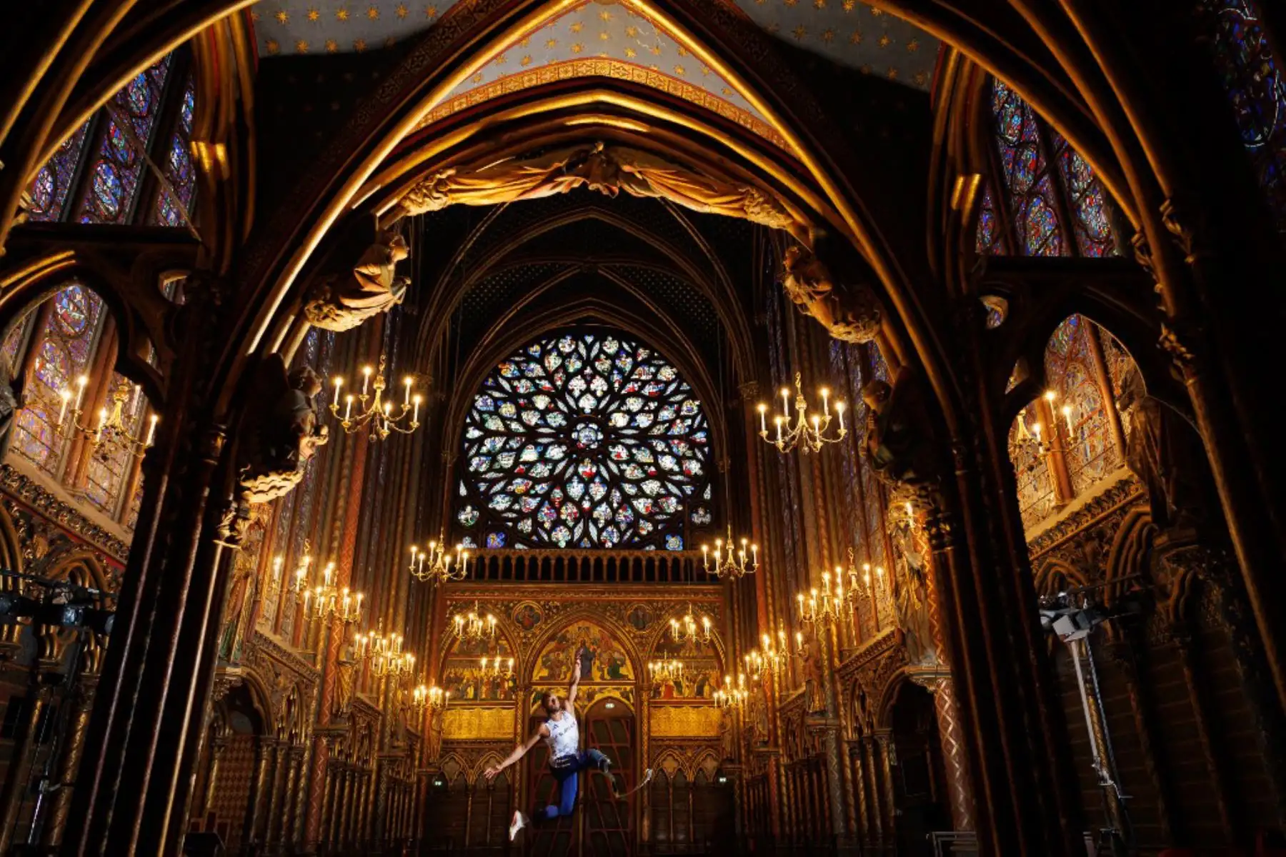 El saltador de longitud paralímpico y ortoprotésico francés Dimitri Pavade salta mientras posa en la Sainte-Chapelle (Santa Capilla). Una capilla real de estilo gótico, fue la residencia de los reyes de Francia hasta el siglo XIV. Foto: AFP