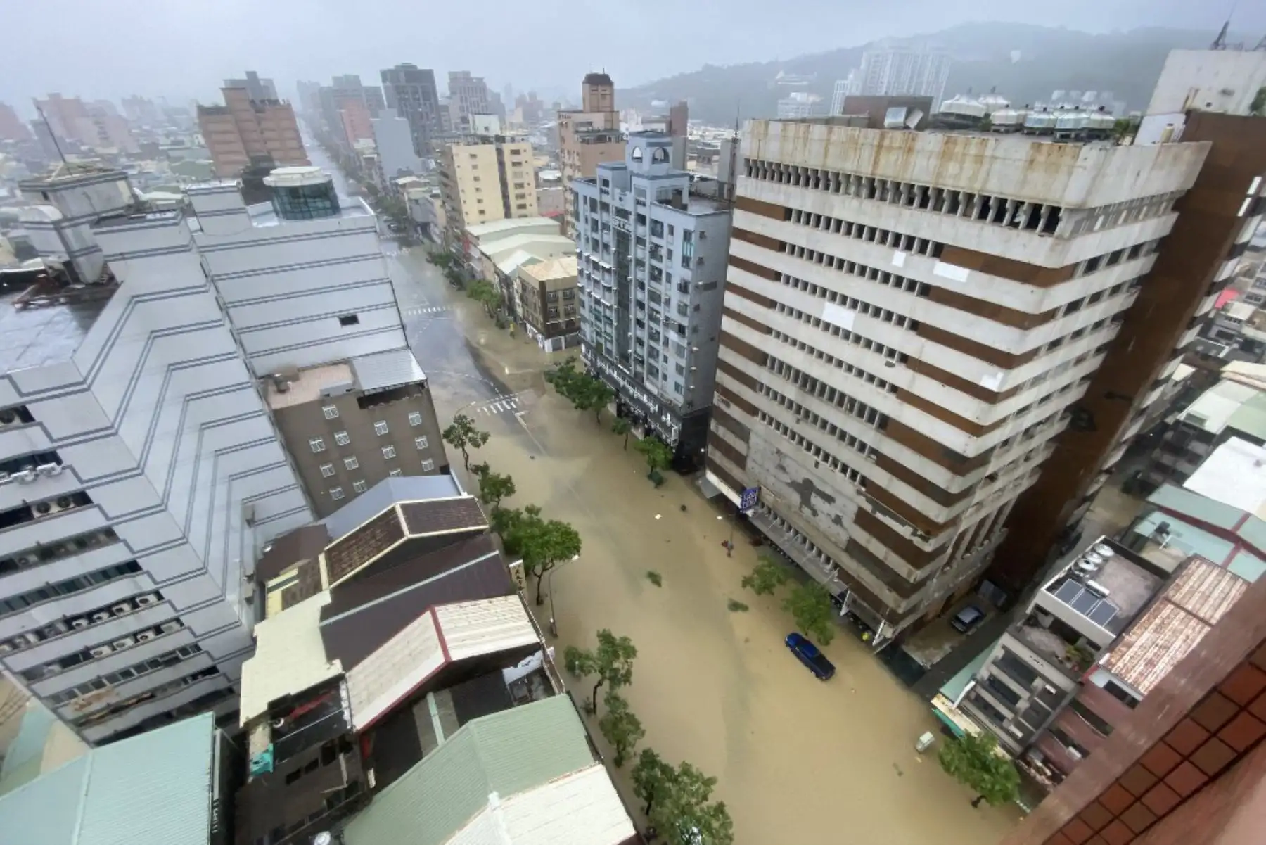 Vista general de una calle inundada causada por las fuertes lluvias provocadas por el tifón Gaemi en Kaohsiung. Foto: AFP