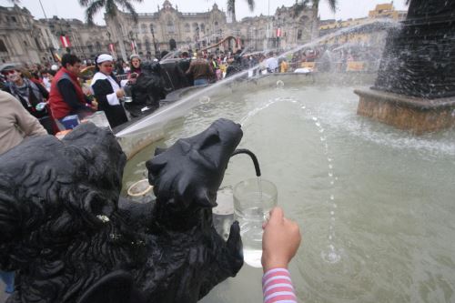Más de 200 litros de pisco brotarán este sábado de la pileta de la Plaza Mayor de Lima. Foto: ANDINA/difusión.