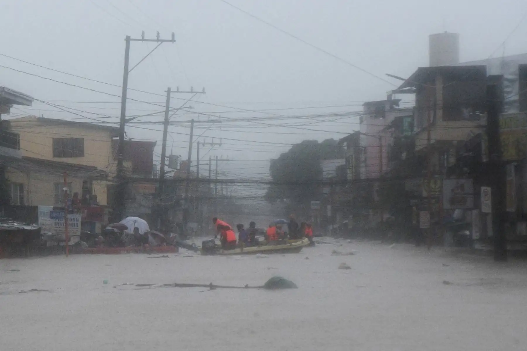 Los rescatistas evacuan a los residentes de sus casas inundadas en Manila.  Foto: AFP