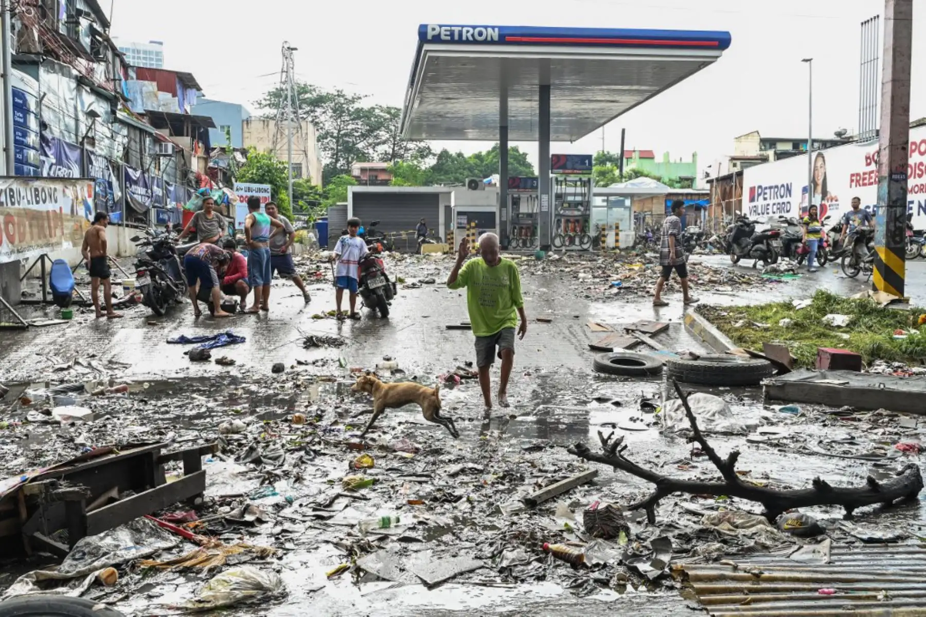 Los residentes caminan entre los escombros tras el paso del tifón Gaemi en Manila. Foto: AFP