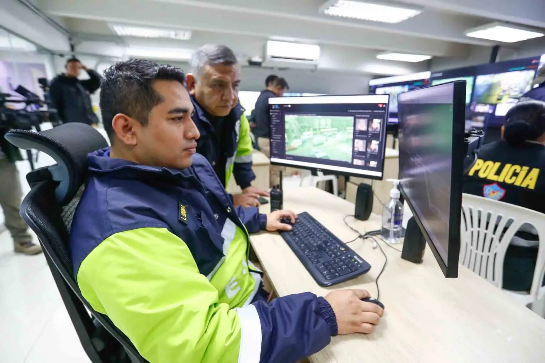 El jefe de la Región Policial Lima, Gral. Enrique Hugo Felipe, y el gerente de Seguridad Ciudadana de la Municipalidad de Lima, Abdul Miranda, presentaron el plan de Fiestas Patrias Seguras, que contará con el apoyo de cámaras de videovigilancia. Foto: ANDINA/Daniel Bracamonte