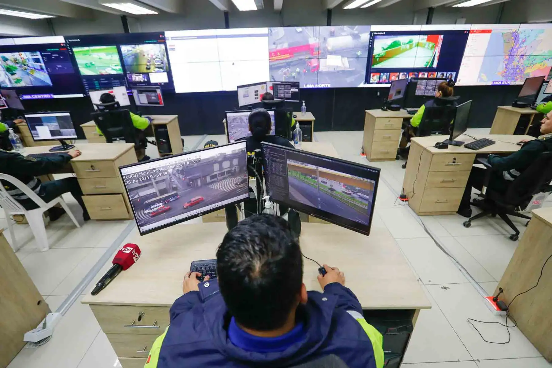 El jefe de la Región Policial Lima, Gral. Enrique Hugo Felipe, y el gerente de Seguridad Ciudadana de la Municipalidad de Lima, Abdul Miranda, presentaron el plan de Fiestas Patrias Seguras, que contará con el apoyo de cámaras de videovigilancia. Foto: ANDINA/Daniel Bracamonte