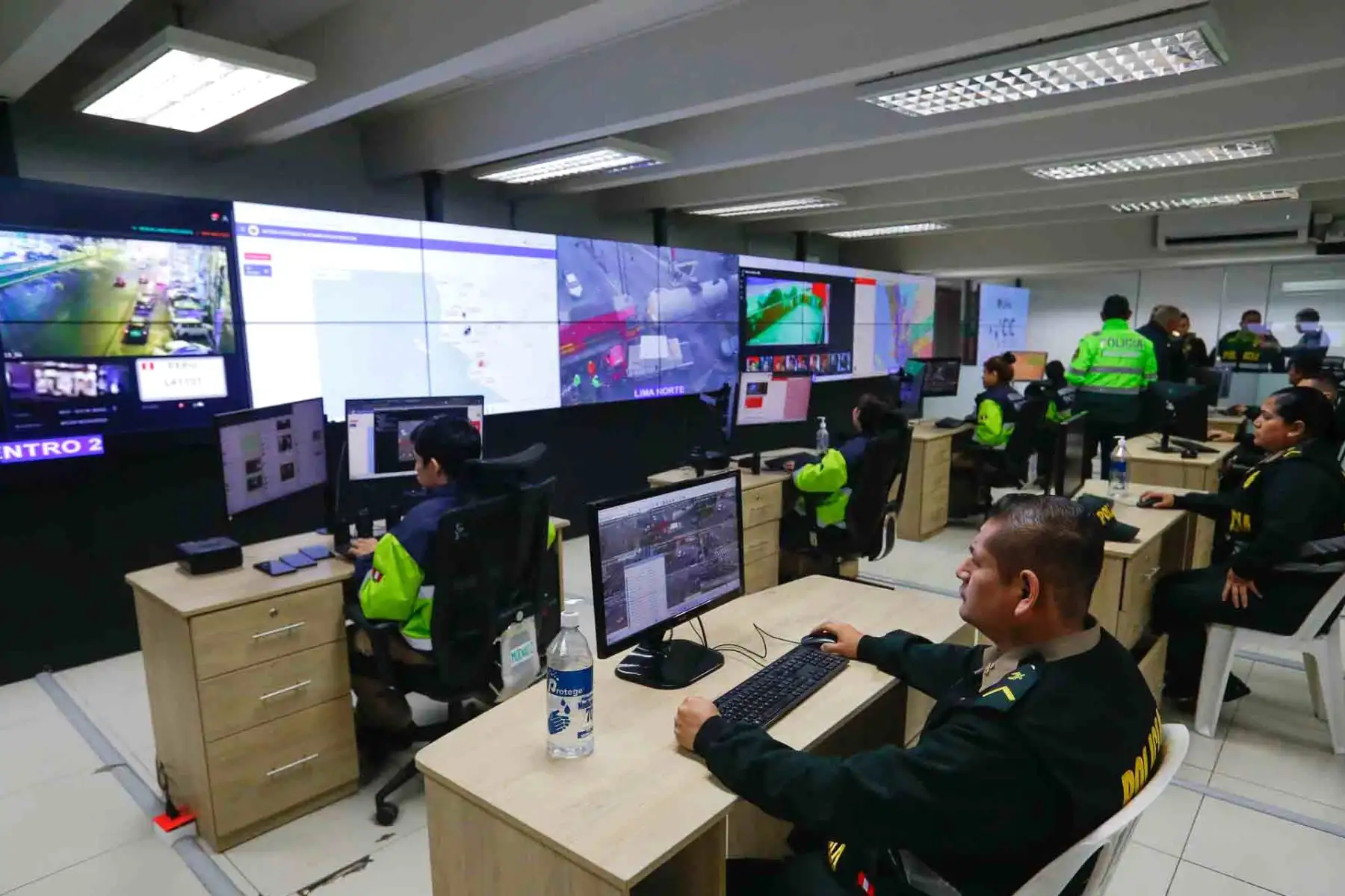 El jefe de la Región Policial Lima, Gral. Enrique Hugo Felipe, y el gerente de Seguridad Ciudadana de la Municipalidad de Lima, Abdul Miranda, presentaron el plan de Fiestas Patrias Seguras, que contará con el apoyo de cámaras de videovigilancia. Foto: ANDINA/Daniel Bracamonte
