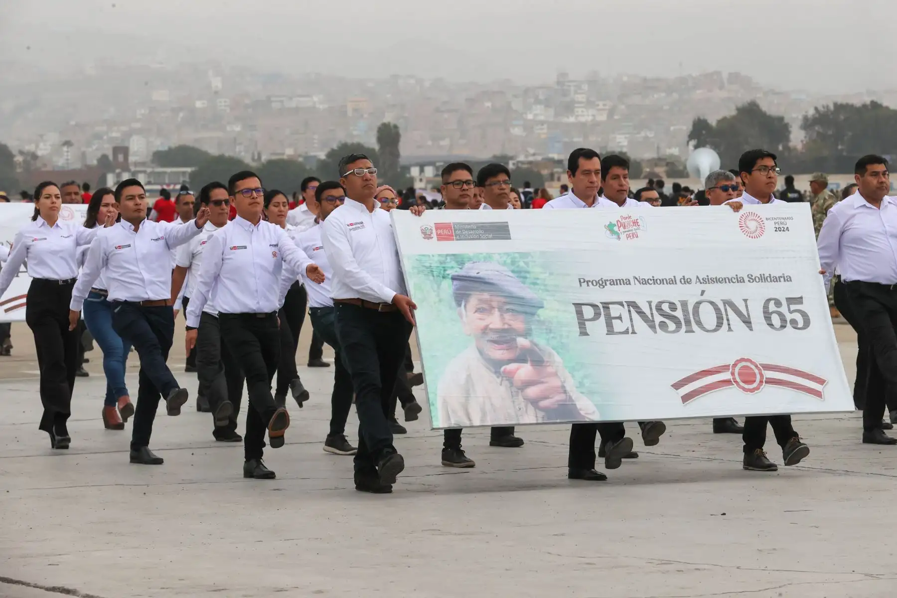 Desfile del escuadrón del personal de programas sociales durante el ensayo general de la Gran Parada y Desfile Cívico Militar 2024 desarrollado en la base aérea Las Palmas como parte de las actividades por el 203° aniversario de la Independencia Nacional del Perú.

Foto:Juan Carlos Guzmán Negrini