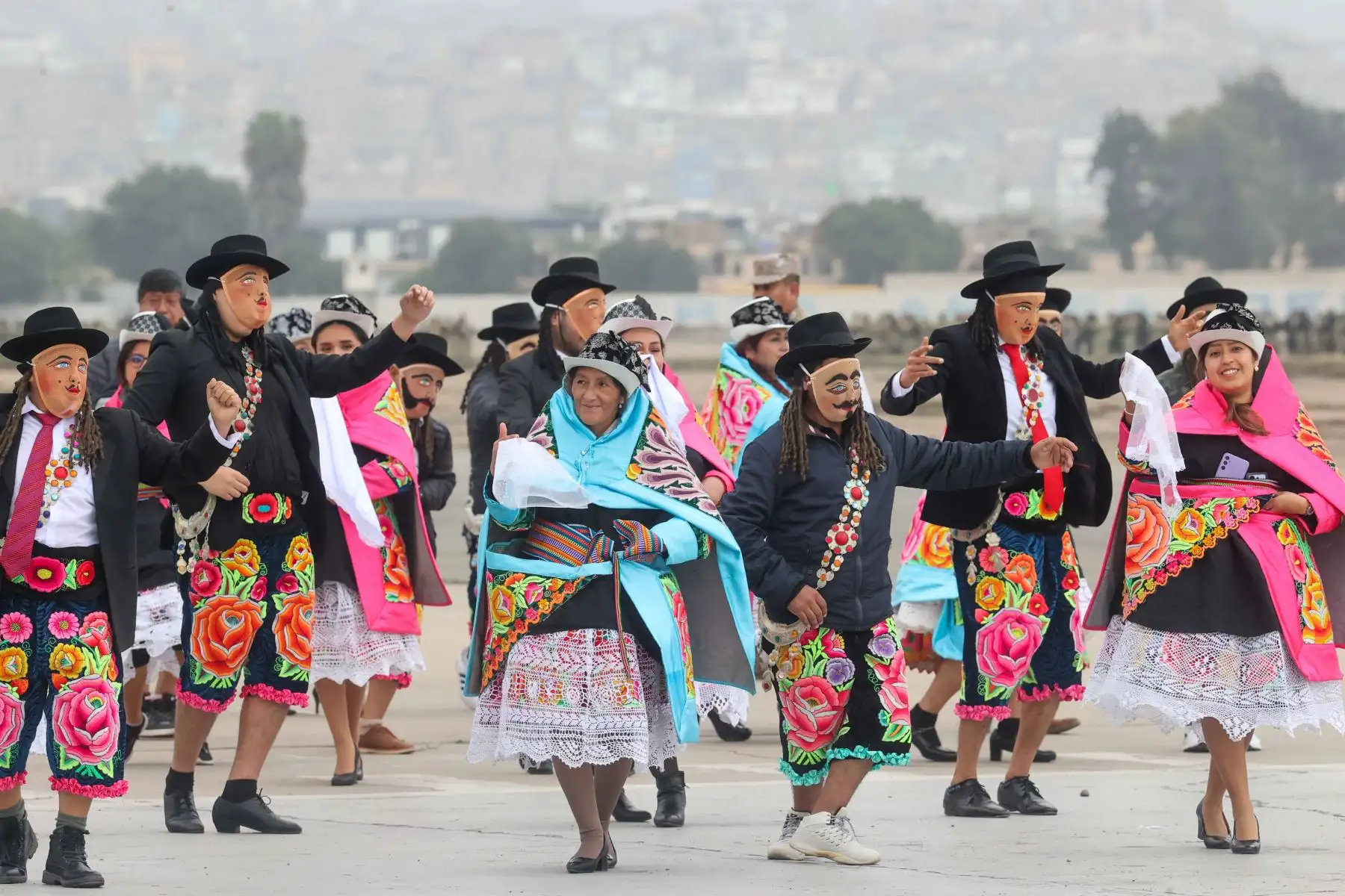 Delegaciones de Junín y Ayacucho durante el ensayo general de la Gran Parada y Desfile Cívico Militar 2024 desarrollado en la base aérea Las Palmas como parte de las actividades por el 203° aniversario de la Independencia Nacional del Perú.

Foto:Juan Carlos Guzmán Negrini