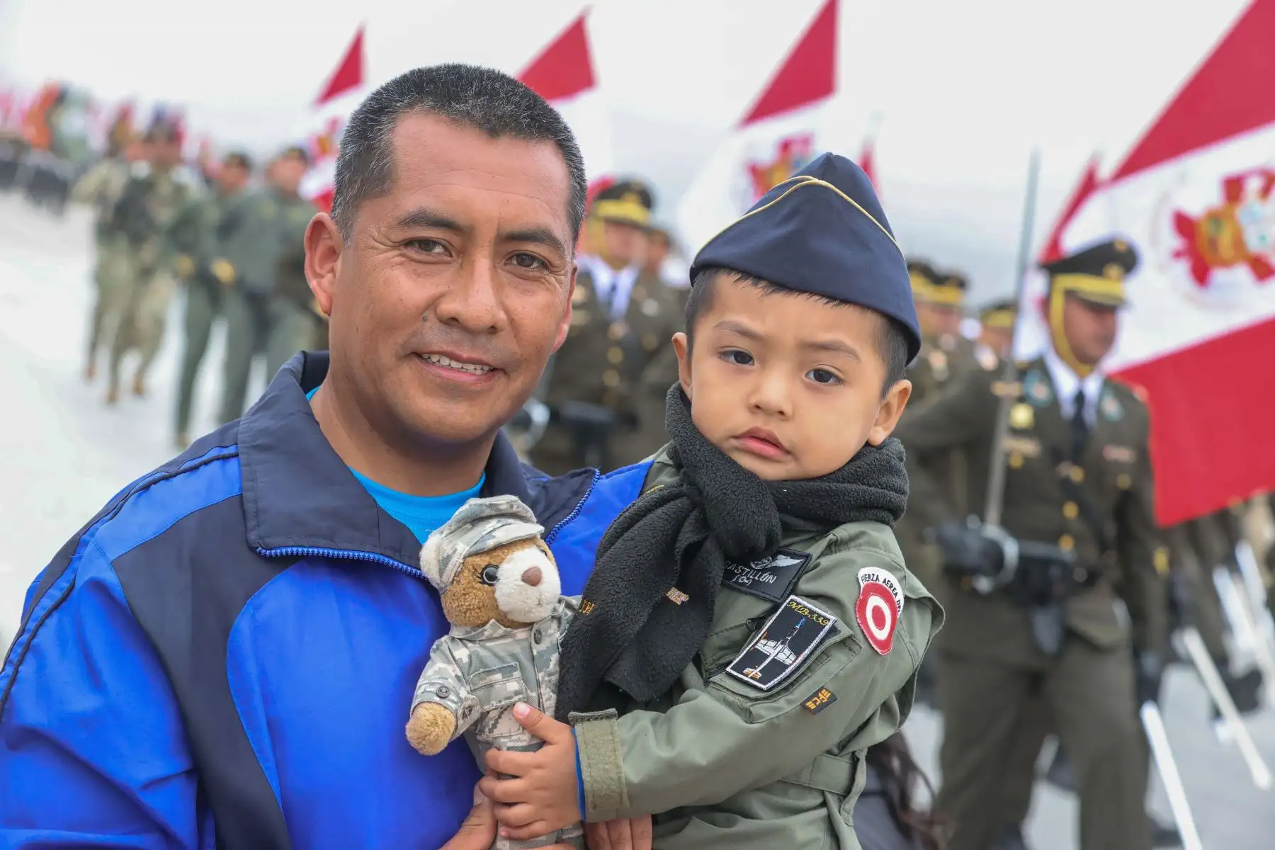 Un padre y su pequeño hijo observan el paso de las delegaciones durante el ensayo general de la Gran Parada y Desfile Cívico Militar 2024 desarrollado en la base aérea Las Palmas como parte de las actividades por el 203° aniversario de la Independencia Nacional del Perú.

Foto:Juan Carlos Guzmán Negrini