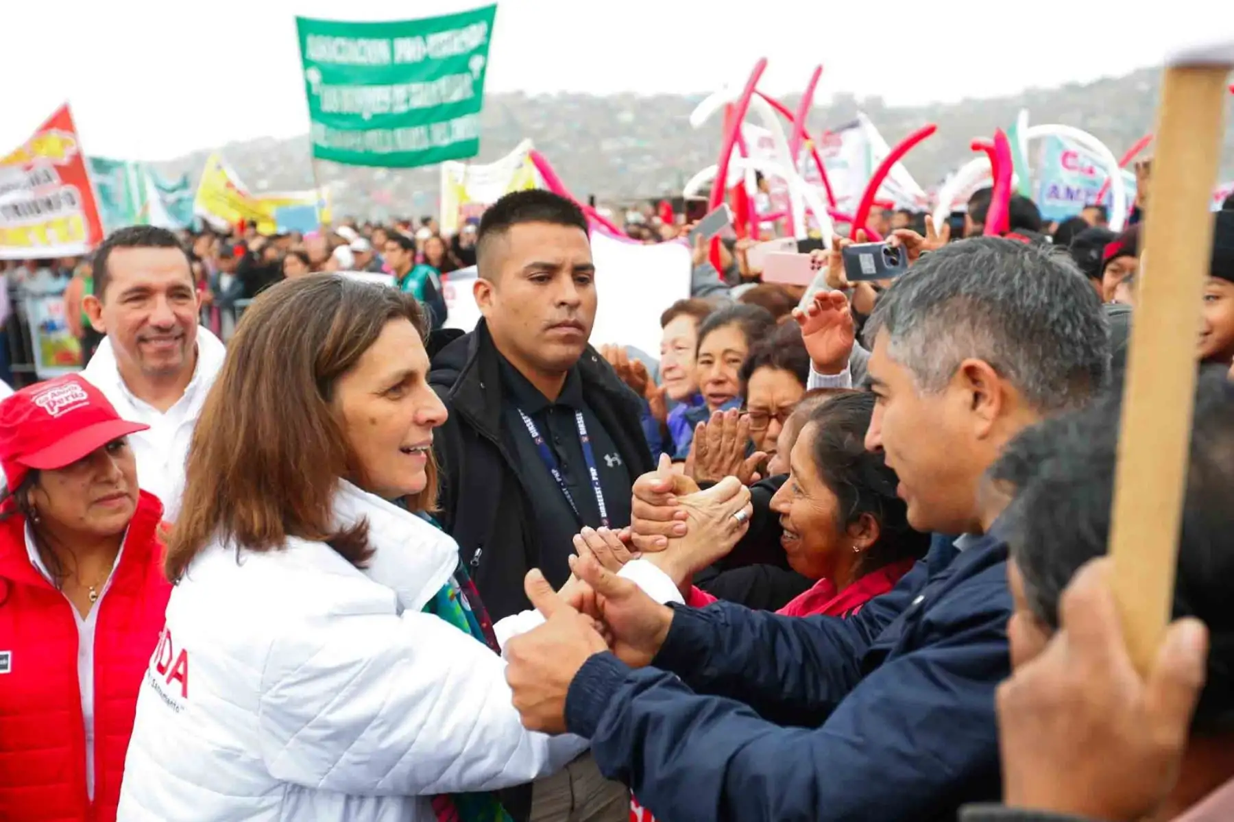 La ministra de Vivienda, Construcción y Saneamiento, Hania Pérez de Cuéllar, junto a autoridades públicas y alcaldes distritales, colocó la primera piedra del megaproyecto de agua potable y alcantarillado en Villa María del Triunfo y Lurín, que beneficiará a más de 30 mil vecinos de 97 asentamientos humanos. Foto: ANDINA/Daniel Bracamonte