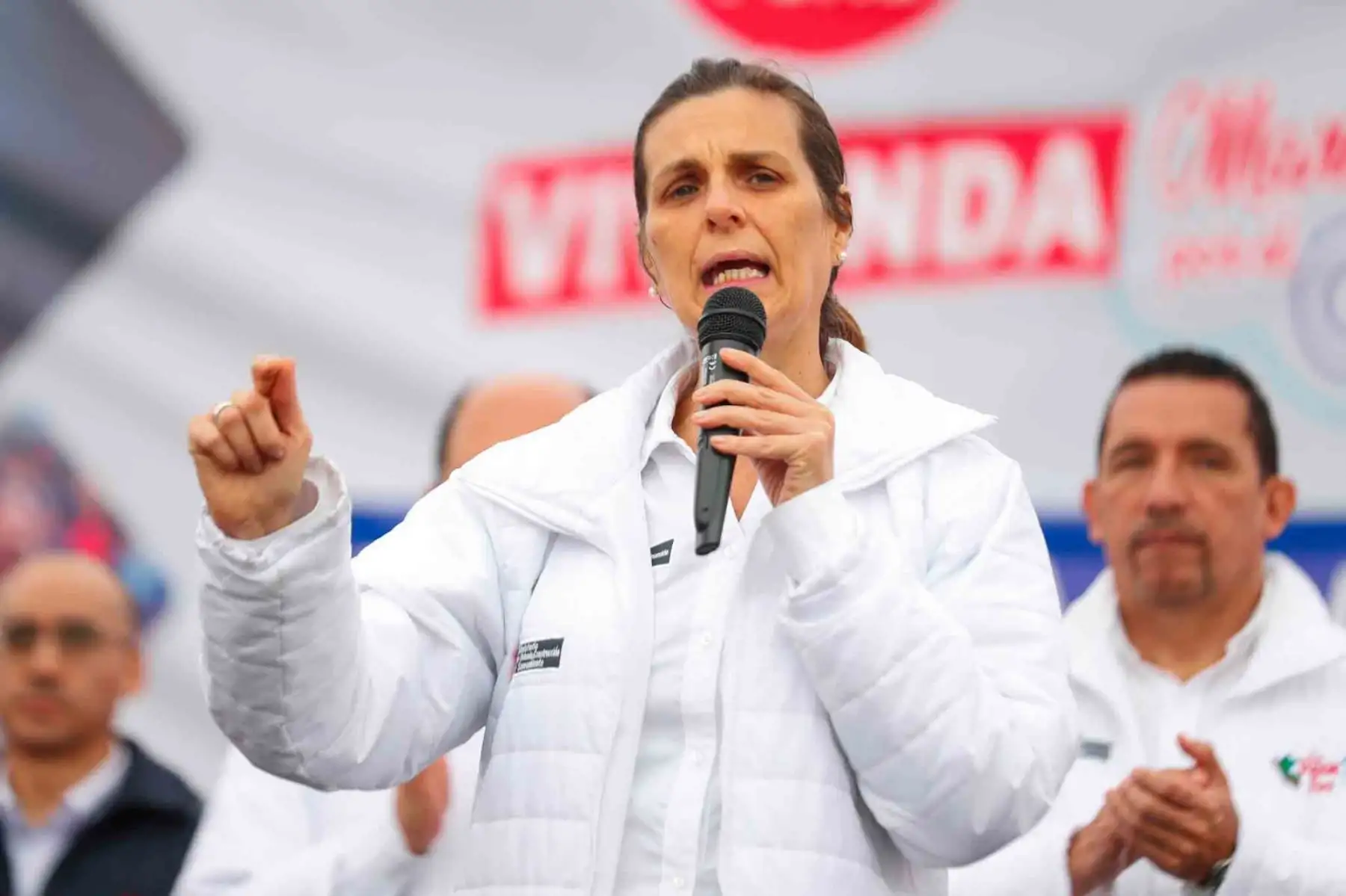 La ministra de Vivienda, Construcción y Saneamiento, Hania Pérez de Cuéllar, junto a autoridades públicas y alcaldes distritales, colocó la primera piedra del megaproyecto de agua potable y alcantarillado en Villa María del Triunfo y Lurín, que beneficiará a más de 30 mil vecinos de 97 asentamientos humanos. Foto: ANDINA/Daniel Bracamonte