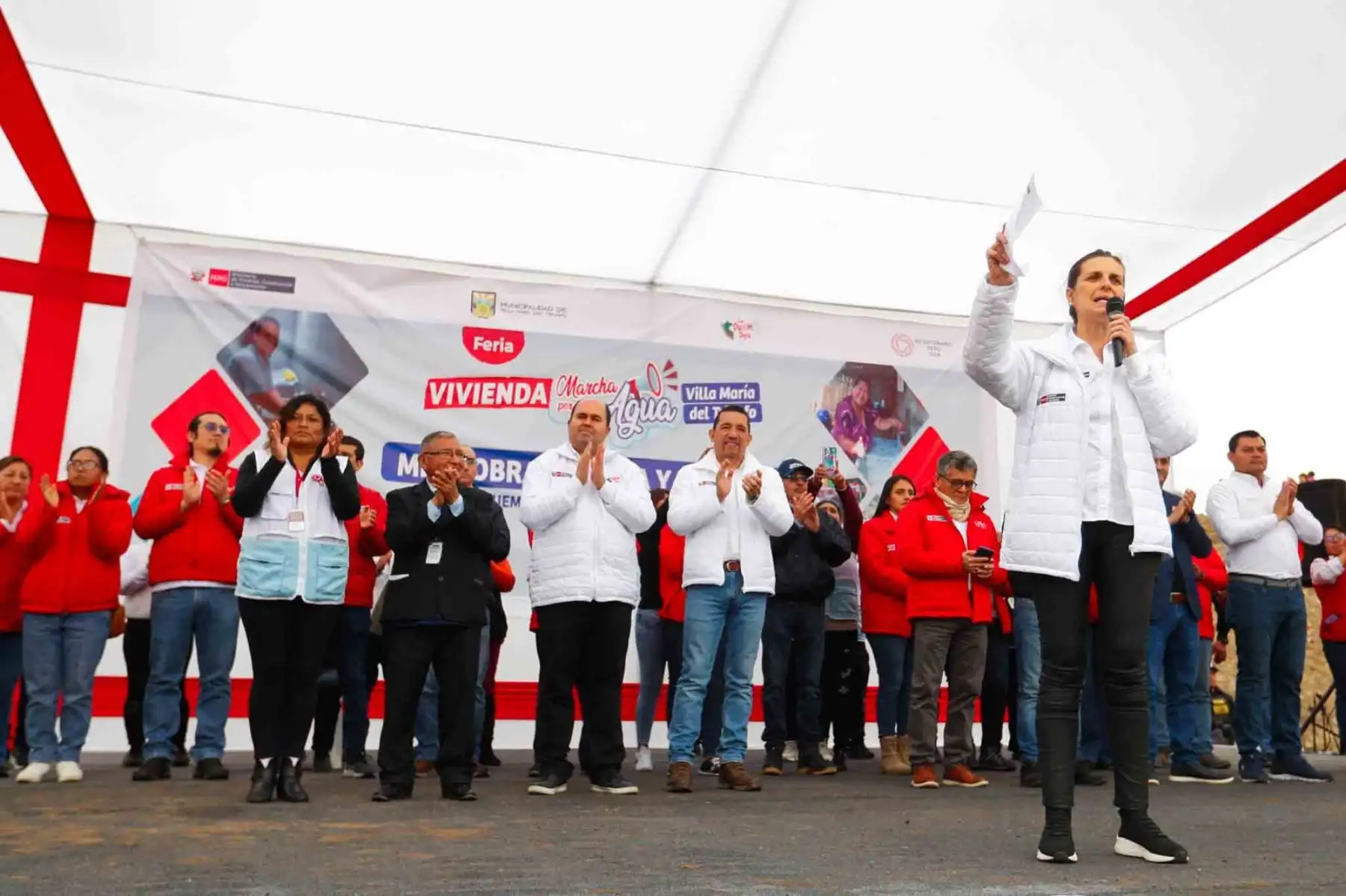 La ministra de Vivienda, Construcción y Saneamiento, Hania Pérez de Cuéllar, junto a autoridades públicas y alcaldes distritales, colocó la primera piedra del megaproyecto de agua potable y alcantarillado en Villa María del Triunfo y Lurín, que beneficiará a más de 30 mil vecinos de 97 asentamientos humanos. Foto: ANDINA/Daniel Bracamonte