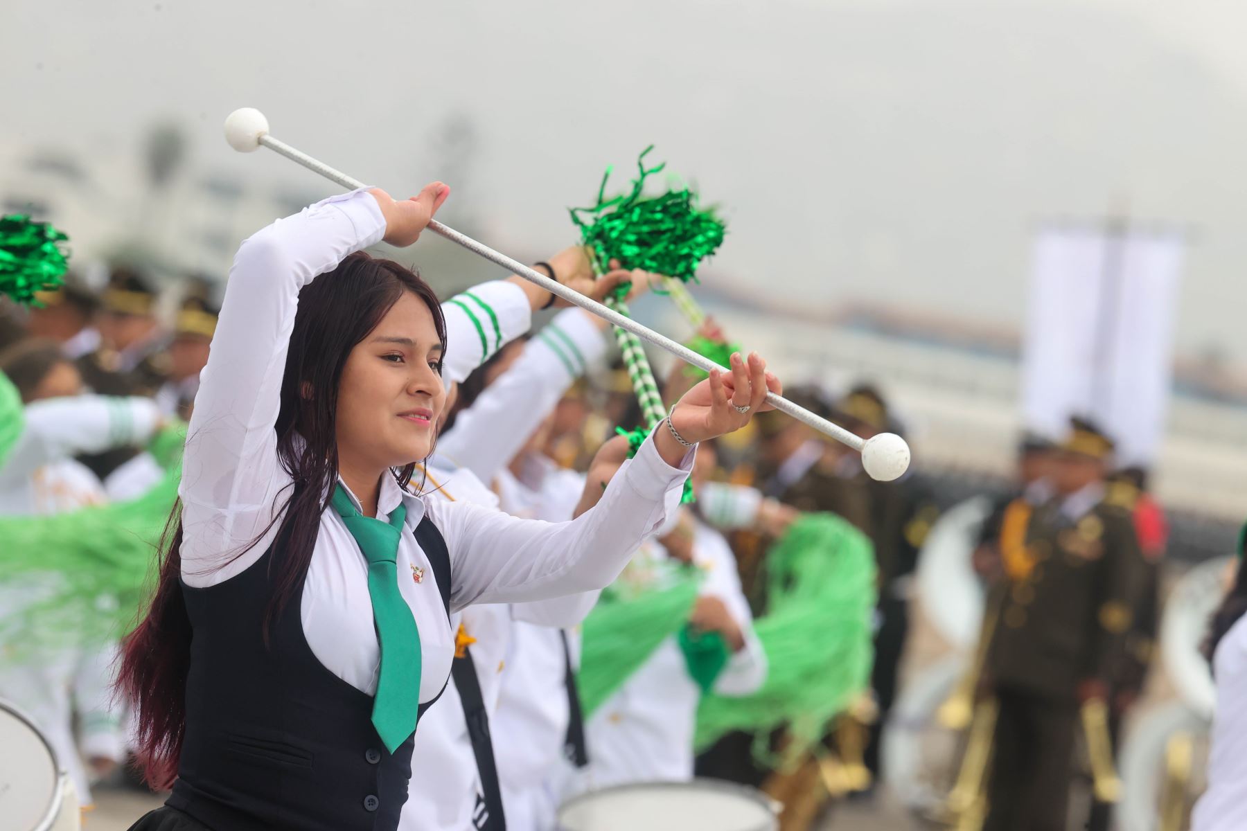 Delegación del colegio Walter Peñaloza de Huaycán durante el ensayo general de la Gran Parada y Desfile Cívico Militar 2024 desarrollado en la base aérea Las Palmas como parte de las actividades por el 203° aniversario de la Independencia Nacional del Perú.Foto:Juan Carlos Guzmán Negrini