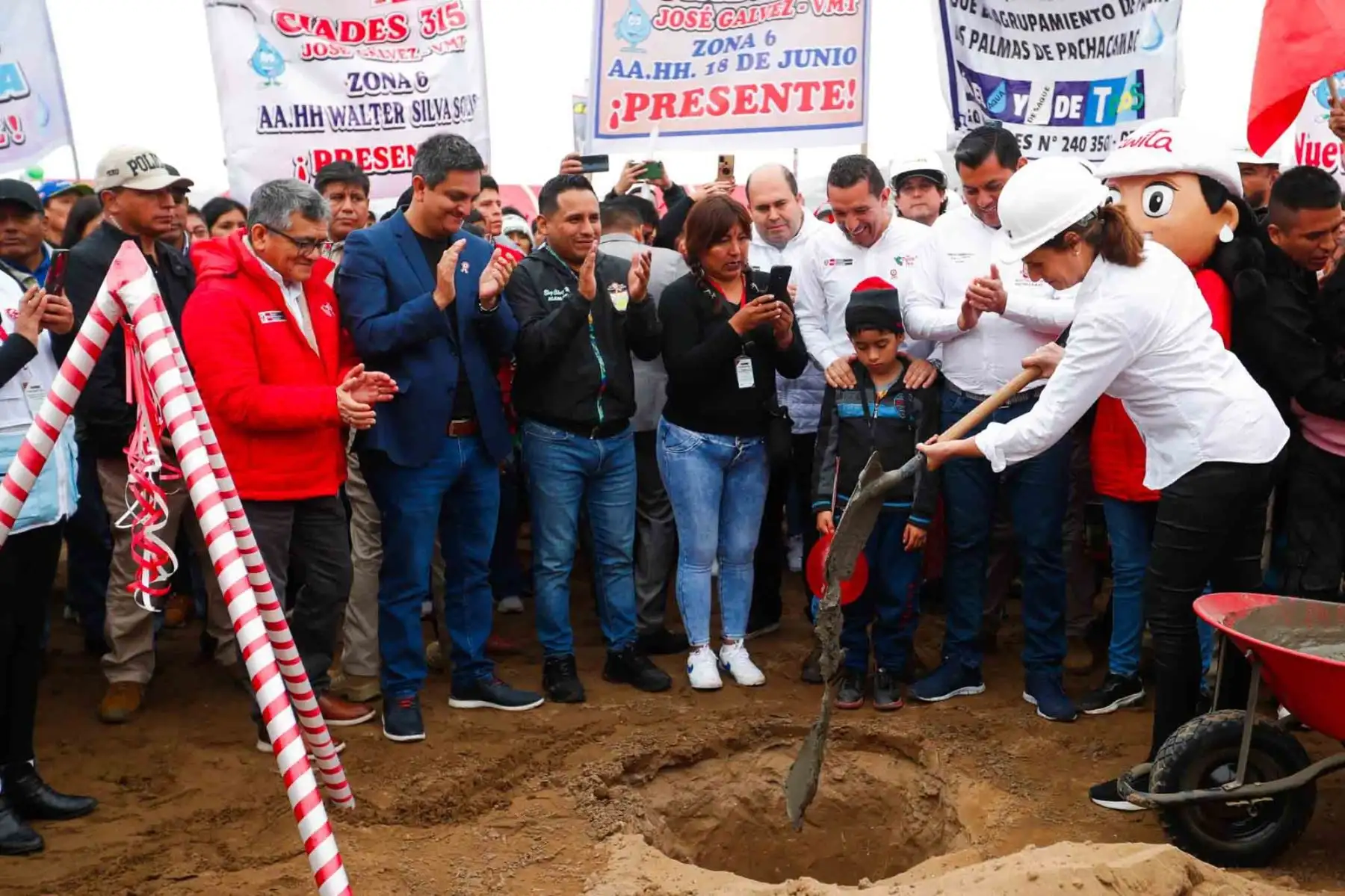 La ministra de Vivienda, Construcción y Saneamiento, Hania Pérez de Cuéllar, junto a autoridades públicas y alcaldes distritales, colocó la primera piedra del megaproyecto de agua potable y alcantarillado en Villa María del Triunfo y Lurín, que beneficiará a más de 30 mil vecinos de 97 asentamientos humanos. Foto: ANDINA/Daniel Bracamonte