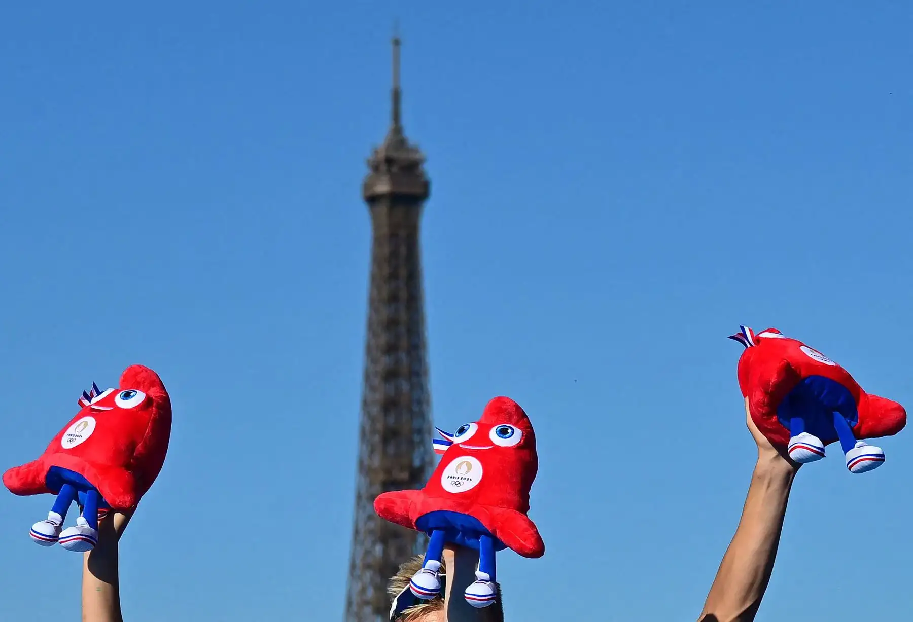 De color rojo, azul y blanco, con el logo de París 2024 en su pecho, la mascota Phryge también representa el sentido de la inclusión y la habilidad de las personas de apoyar causas grandes y significativas. Foto: AFP