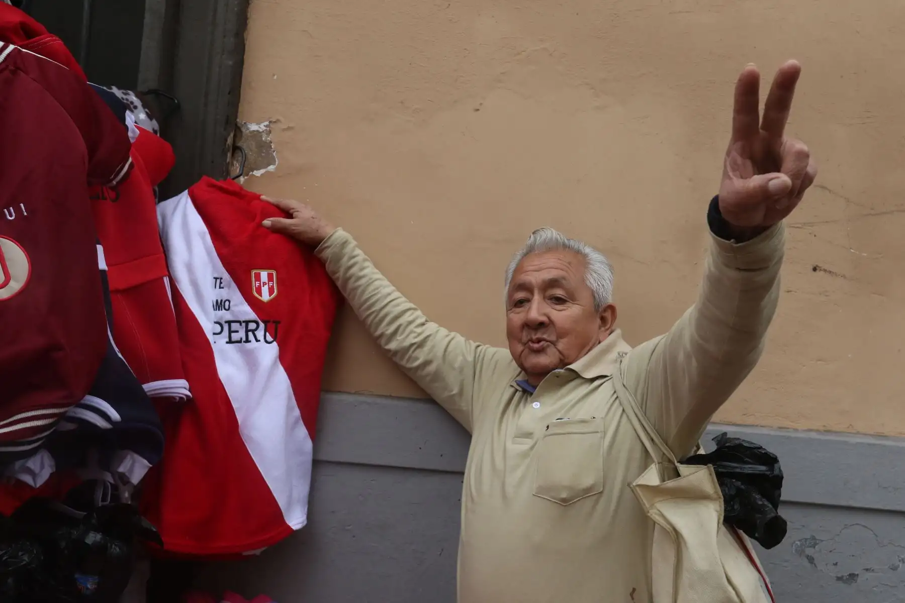 Las ventas por Fiestas Patrias le han dado un color diferente a Mesa Redonda, donde los limeños se vuelcan a realizar sus compras por Fiestas Patrias.FOTO:ANDINA/Hector Vinces.