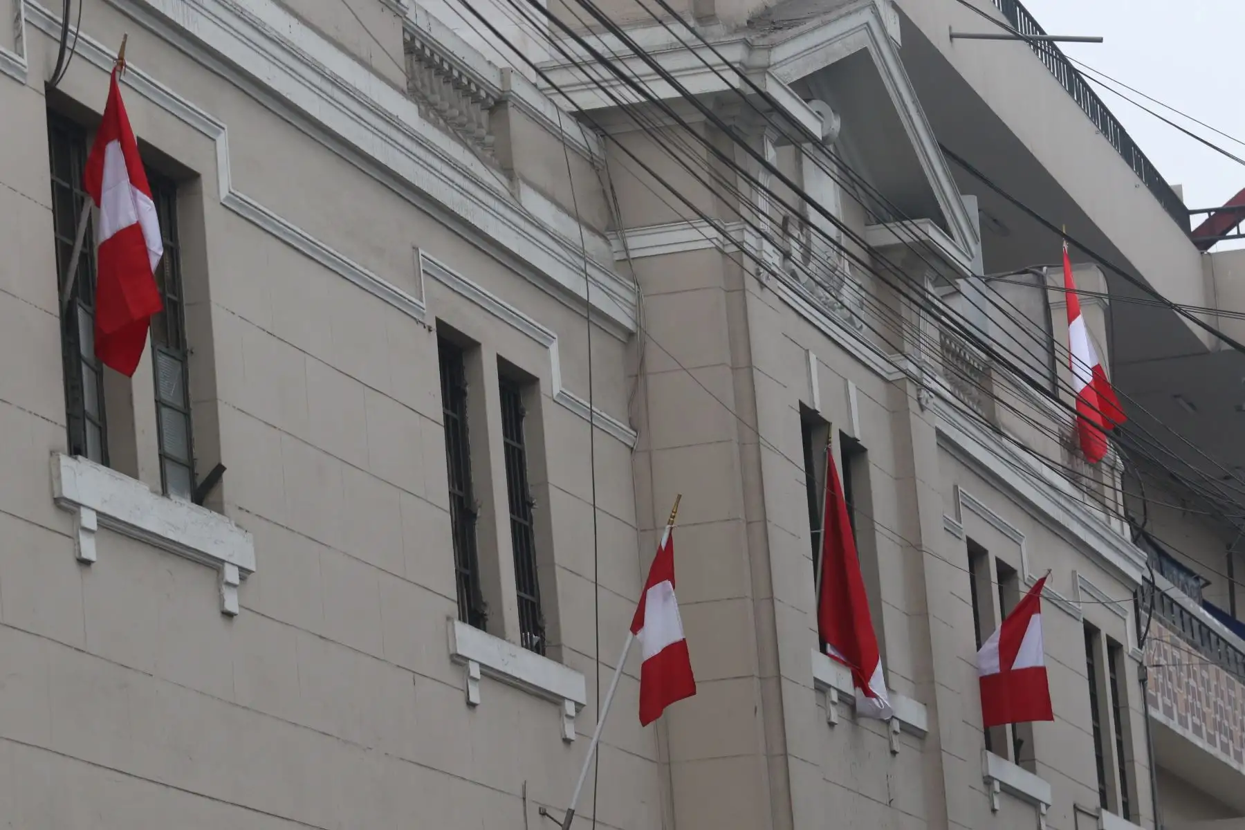 Las casas, departamentos y oficinas que se encuentran en los alrededores también lucen sus banderas como un reconocimiento al día de la patria. FOTO:ANDINA/Hector Vinces.