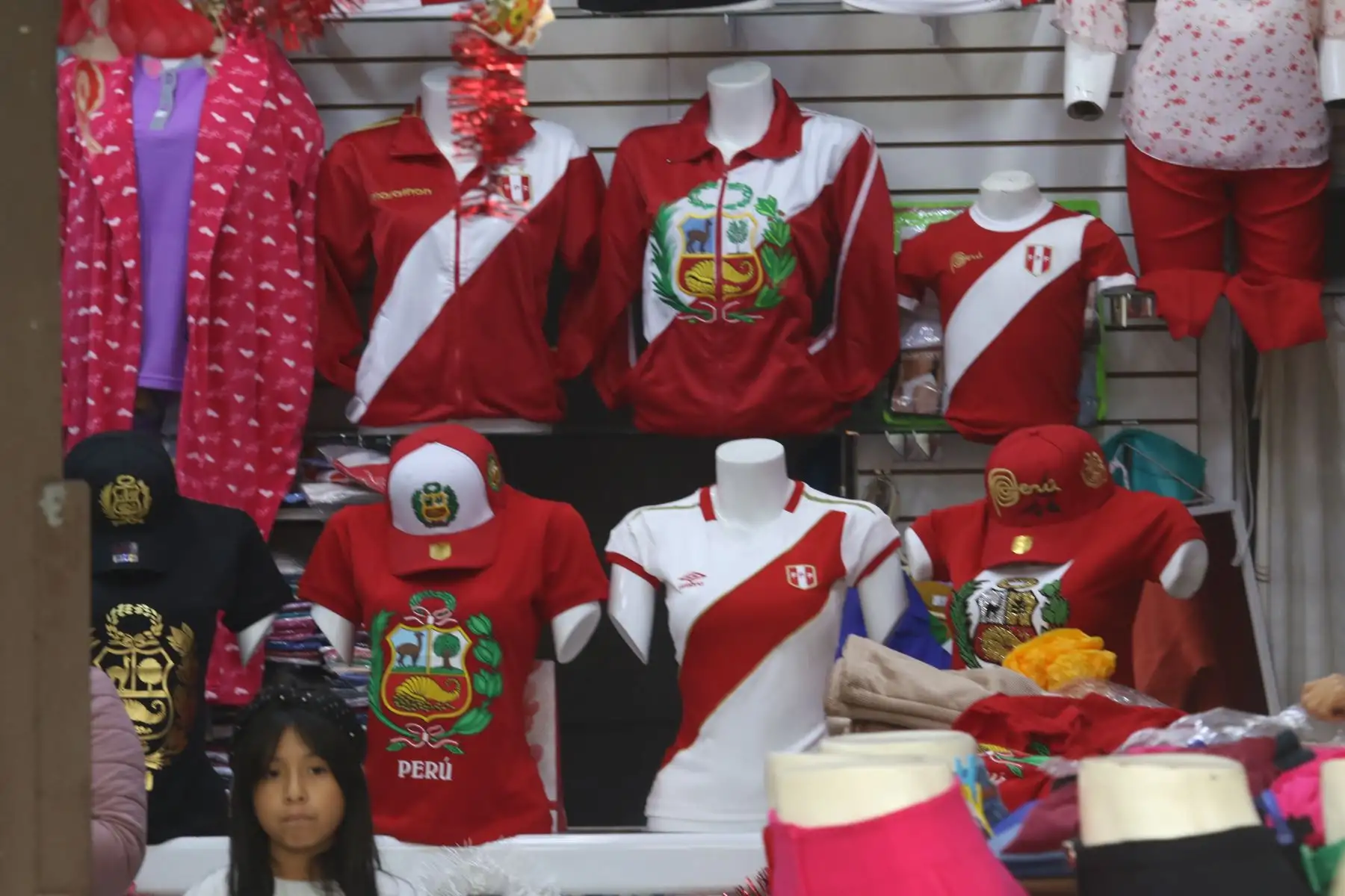 Las camisetas son una de los productos predilectos en estas fiestas. FOTO:ANDINA/Hector Vinces.