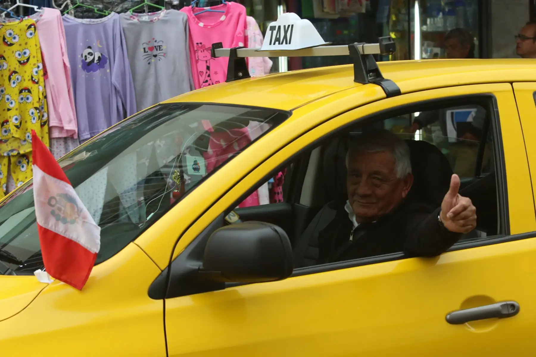 No solo los vendedores, sino también los taxistas que trabajan en la zona se suman a estas festividades. FOTO:ANDINA/Hector Vinces.