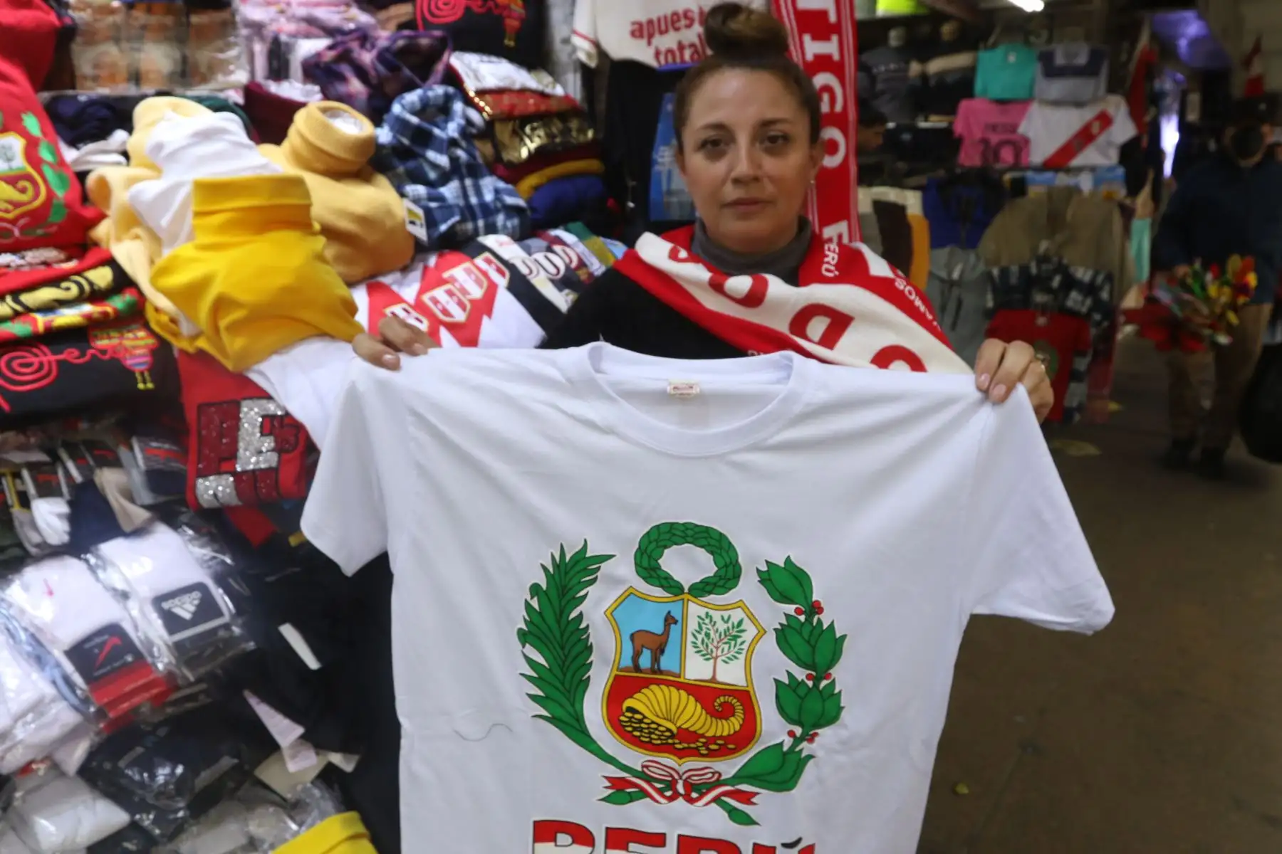 Los vendedores tienen ofertas para los diversos productos que ofrecen a sus clientes. FOTO:ANDINA/Hector Vinces.