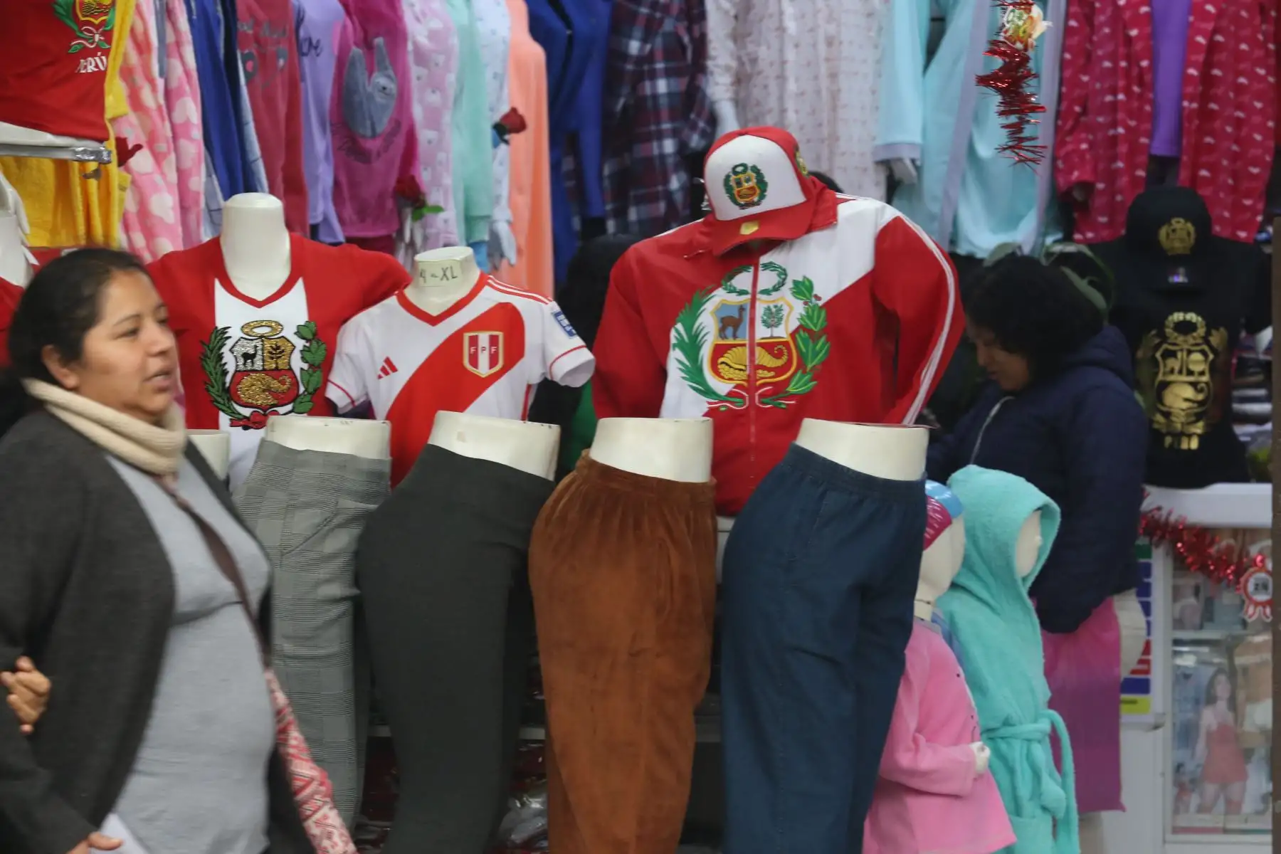 Desde tempranas horas del día, hasta bien entrada la tarde, los compradores podrán encontrar los productos que buscan para celebrar las fiestas patrias. FOTO:ANDINA/Hector Vinces.